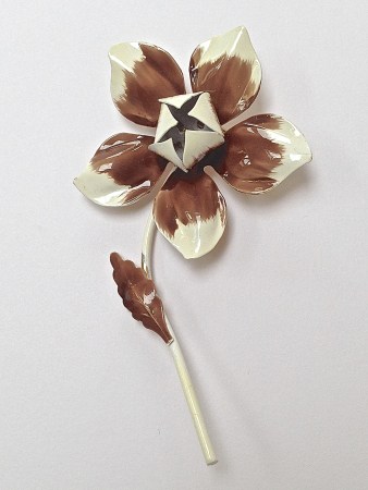 1960s brooch single flower front
