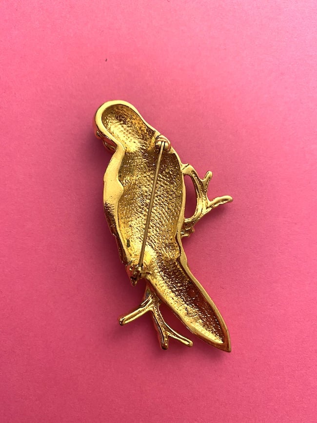 1980s vintage parrot brooch in gold metal & enamel - Image 2