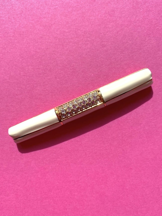 an image of a Vintage SAL Swarovski Brooch front S.A.L.© om a pink background