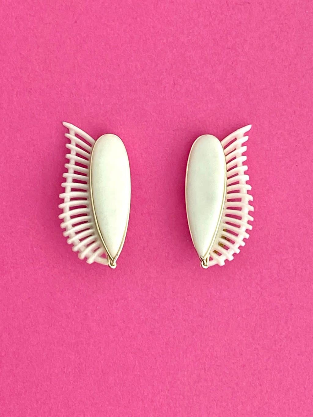 1950s Deadstock White Winged Clip On Earrings - Image 3