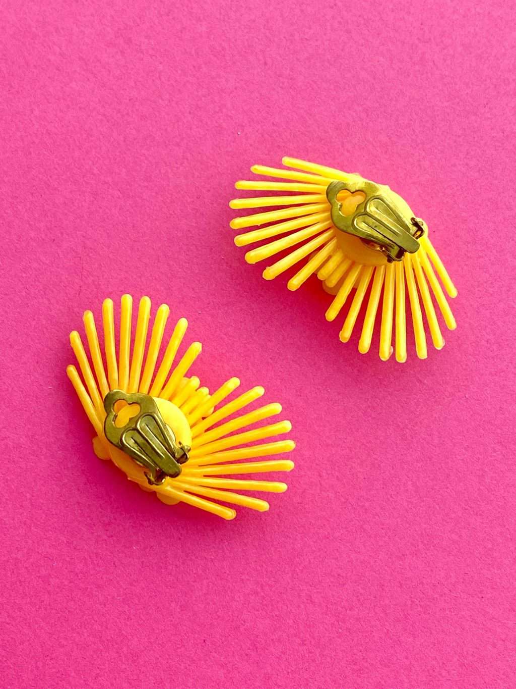 1950s Deadstock Yellow Fan & Flower Clip On Earrings - Image 3