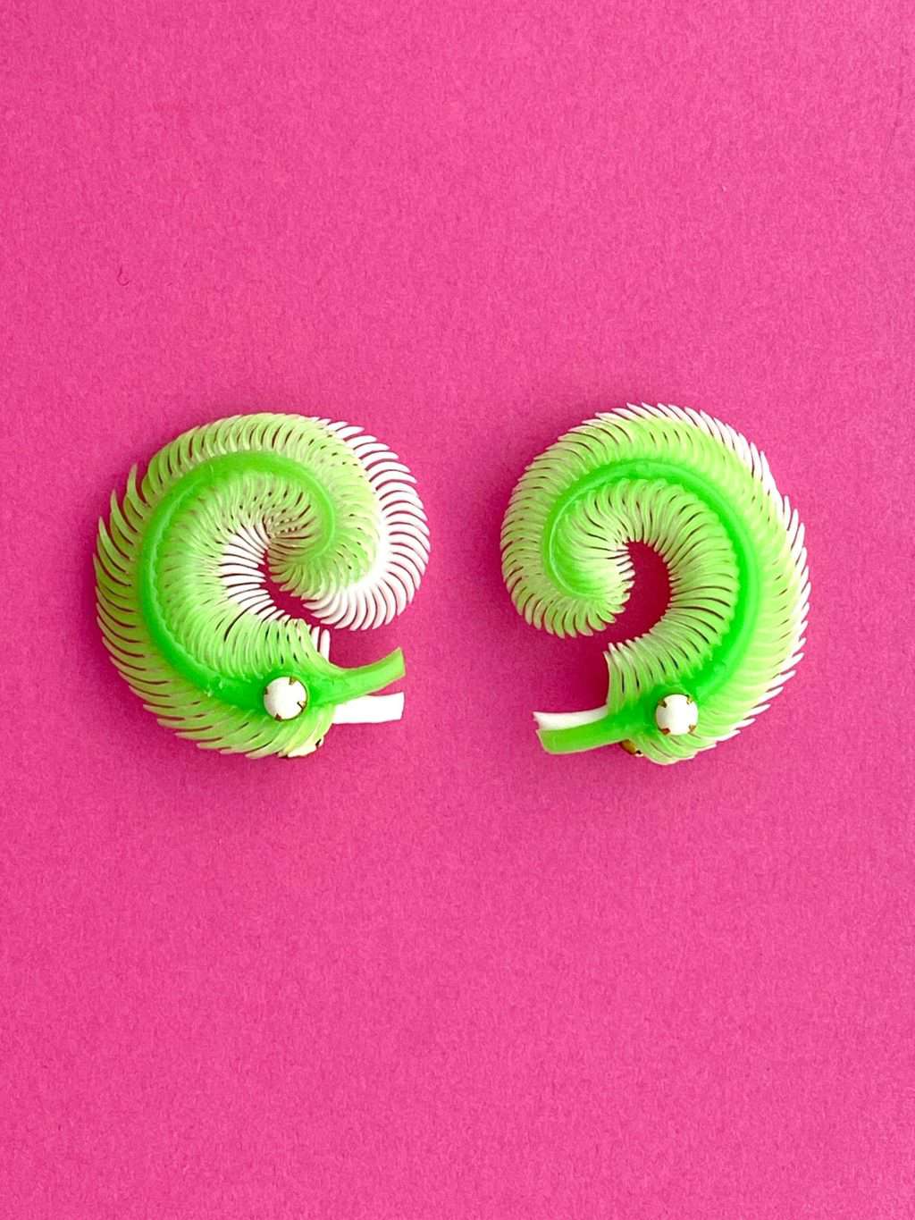 1950s Deadstock Green Double Feather Clip On Earrings - Image 5