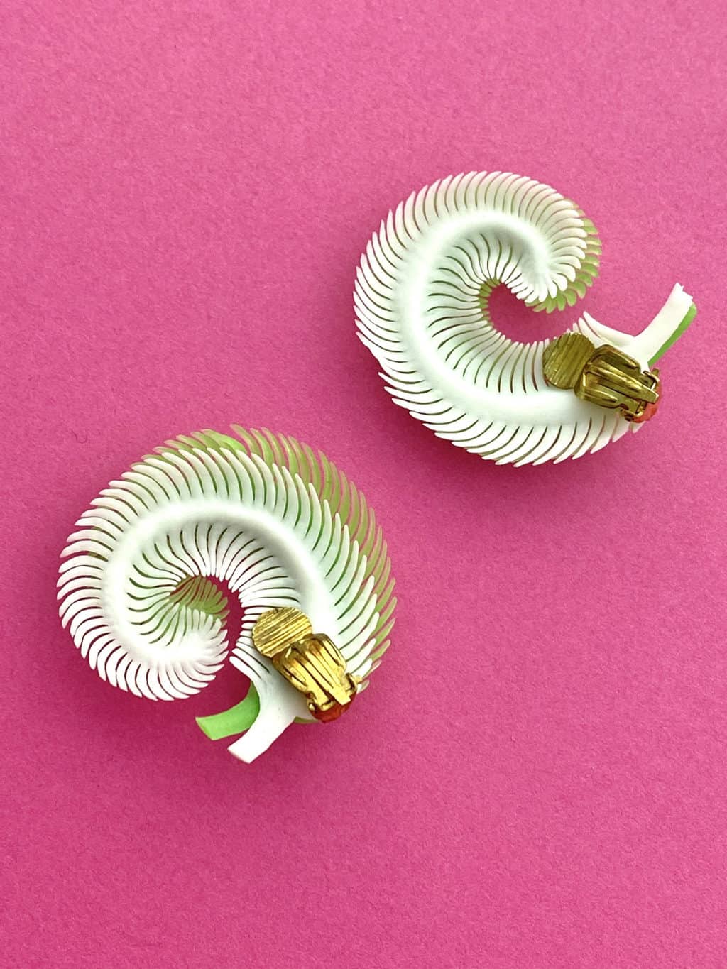 1950s Deadstock Green Double Feather Clip On Earrings - Image 3