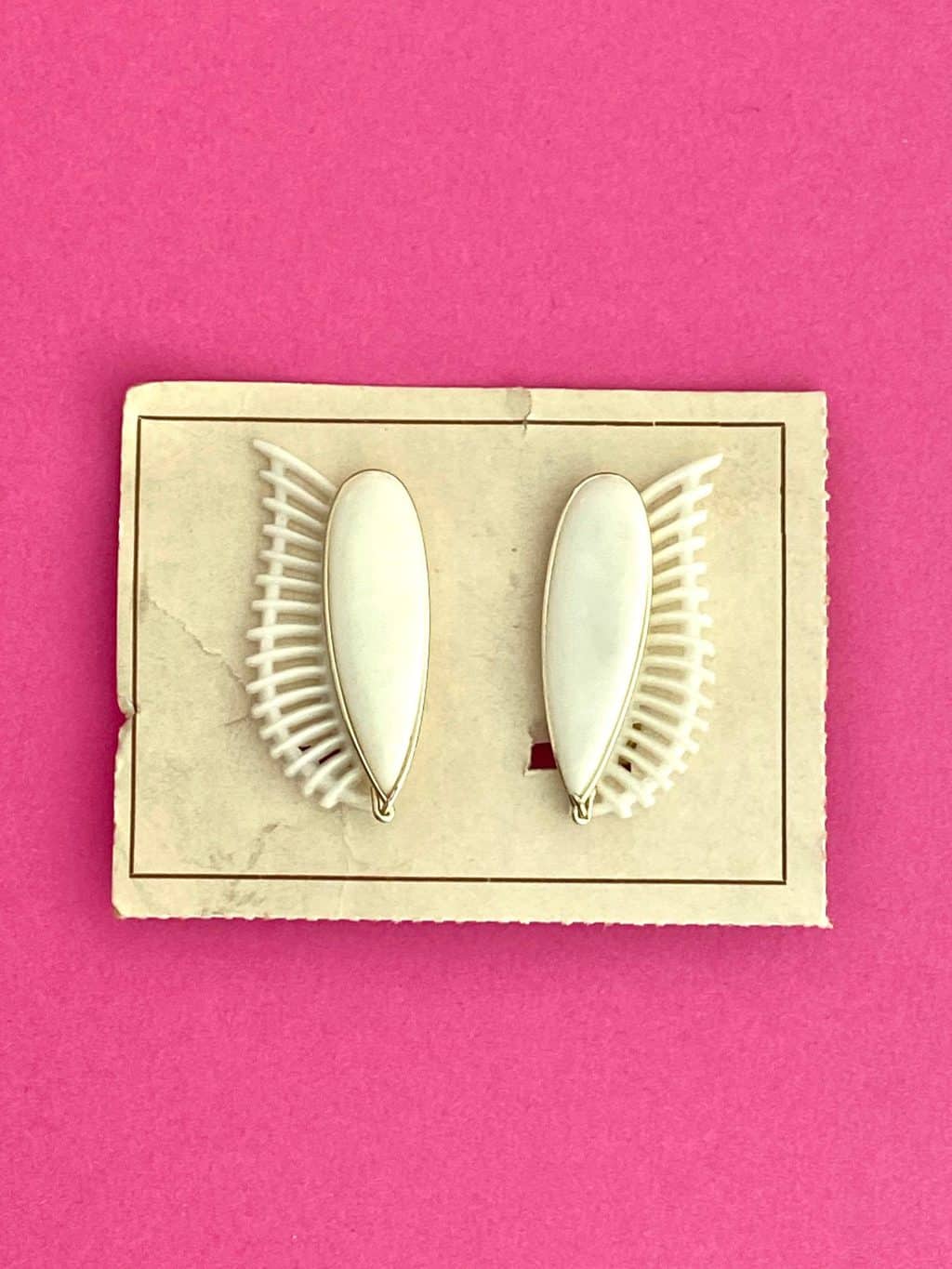 1950s Deadstock White Winged Clip On Earrings - Image 4