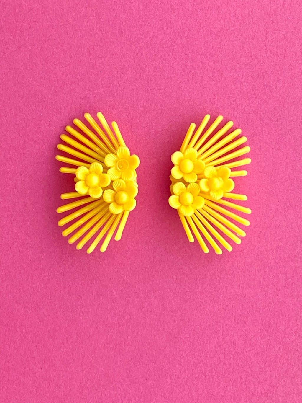 1950s Deadstock Yellow Fan & Flower Clip On Earrings - Image 4