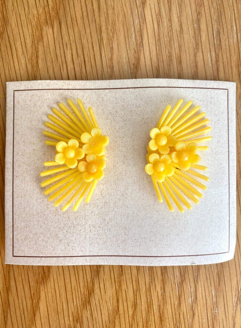 1950s Deadstock Yellow Fan & Flower Clip On Earrings - Image 5