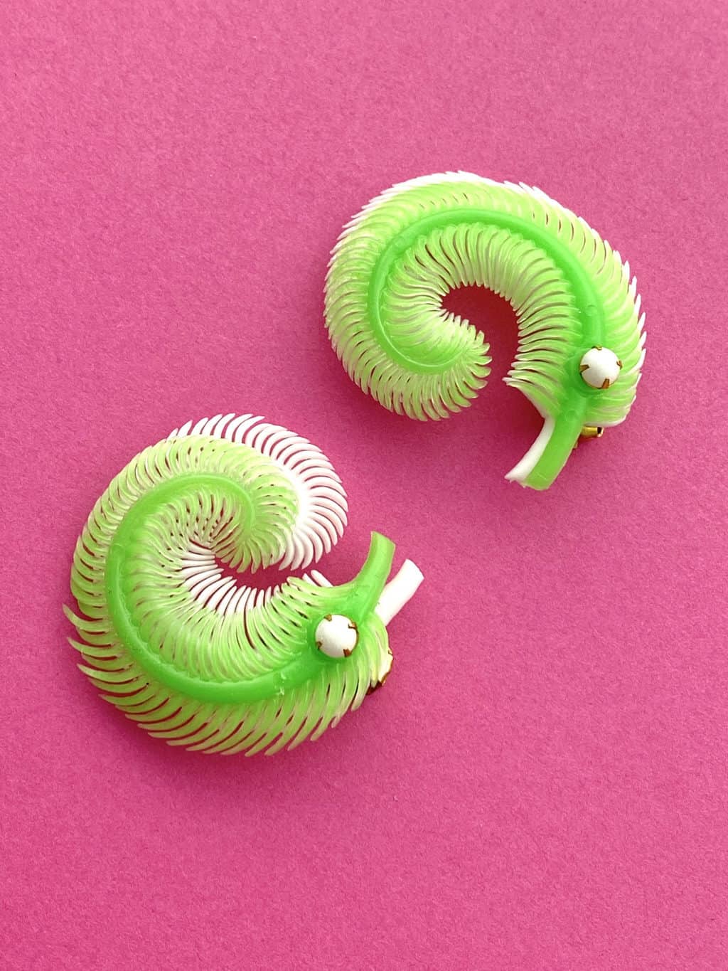 1950s Deadstock Green Double Feather Clip On Earrings - Image 2