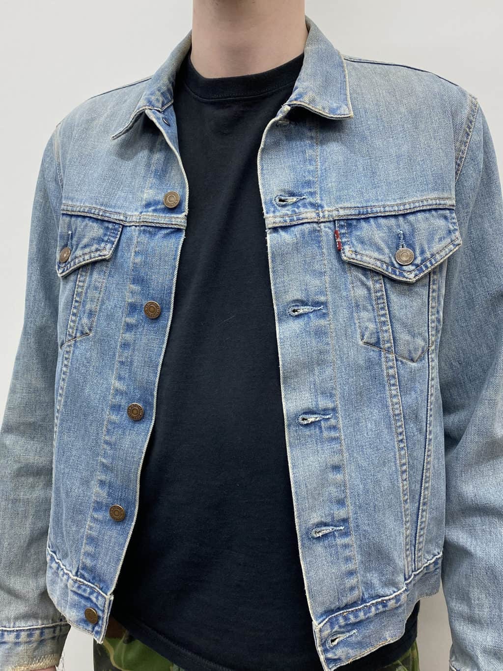 Mens Vintage Y2K Levis Trucker Jacket in Light Bue Wash with Distressed  Patches - S / M - St Cyr Vintage