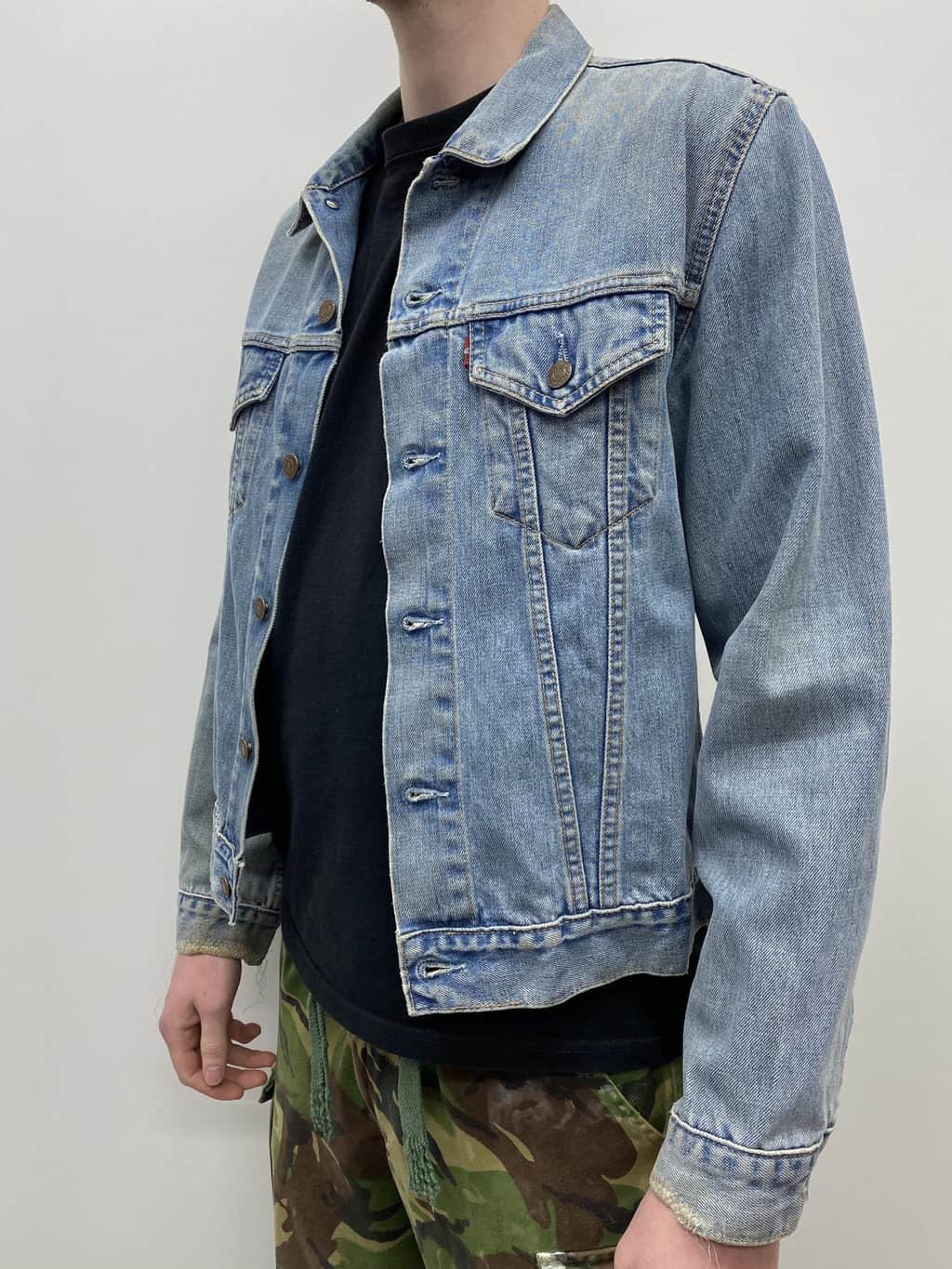 Mens Vintage Y2K Levis Trucker Jacket in Light Bue Wash with Distressed  Patches - S / M - St Cyr Vintage