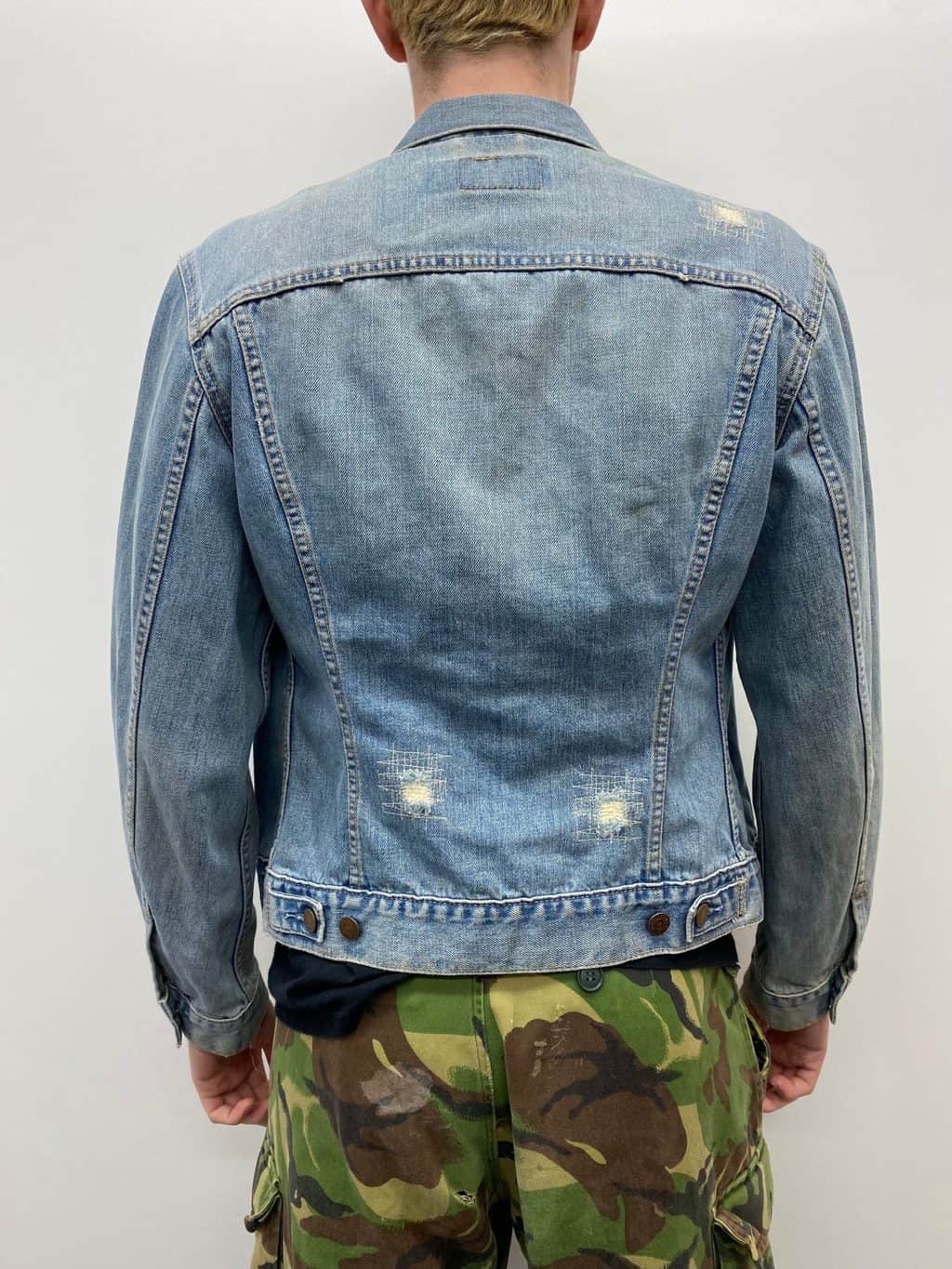 Mens Vintage Y2K Levis Trucker Jacket in Light Bue Wash with Distressed  Patches - S / M - St Cyr Vintage