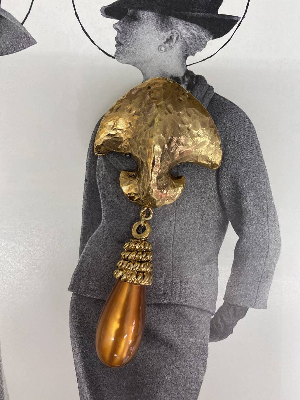 1980s statement gold vintage brooch with orange drop, gothic style - Image 4