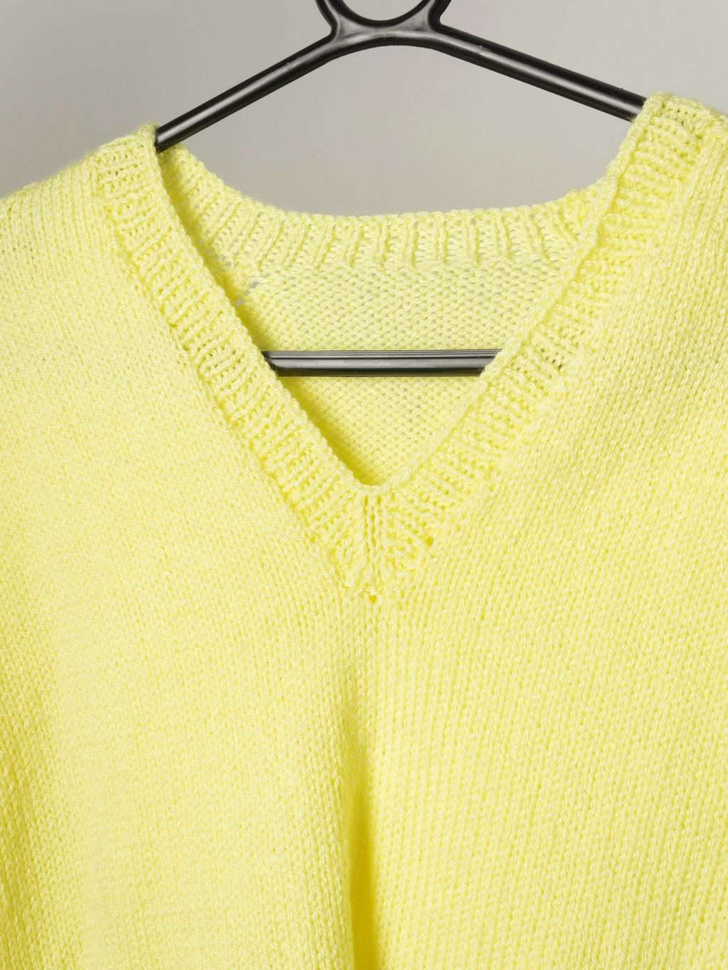 Womens 70s vintage handmade yellow knitted short sleeve jumper with blue and pink design - Medium - Image 2