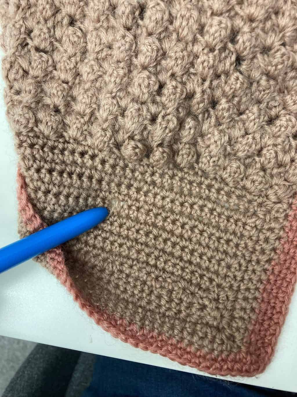 Womens vintage 1940s crochet vest / edge to edge sleeveless cardigan hand knitted - XS - Image 4