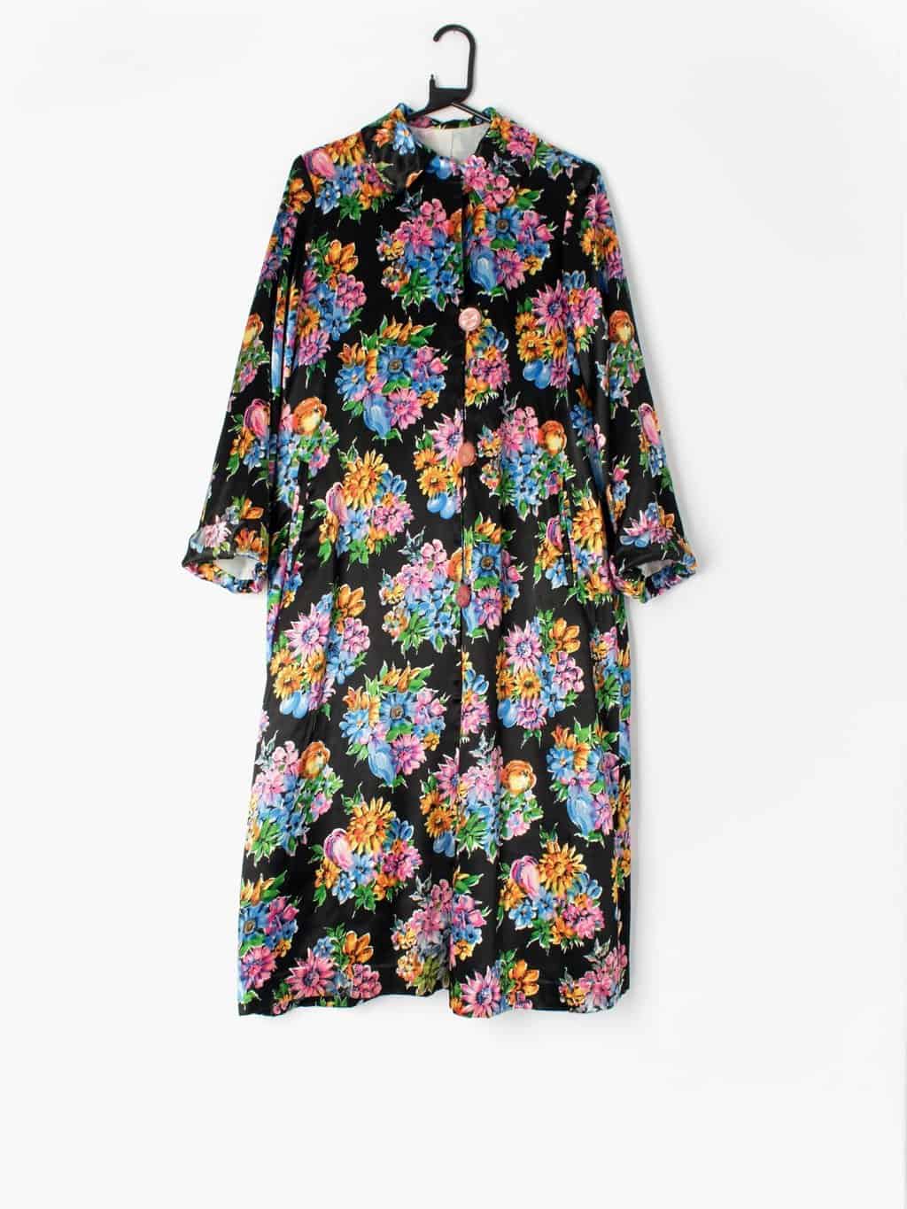 1960s vintage duster coat with pretty floral print and a lovely wide ...