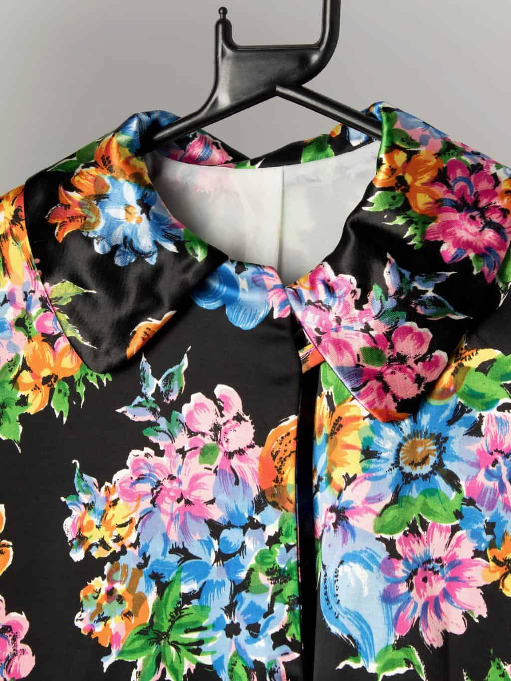 1960s vintage duster coat with pretty floral print and a lovely wide-cut shape - Medium / Large - Image 4