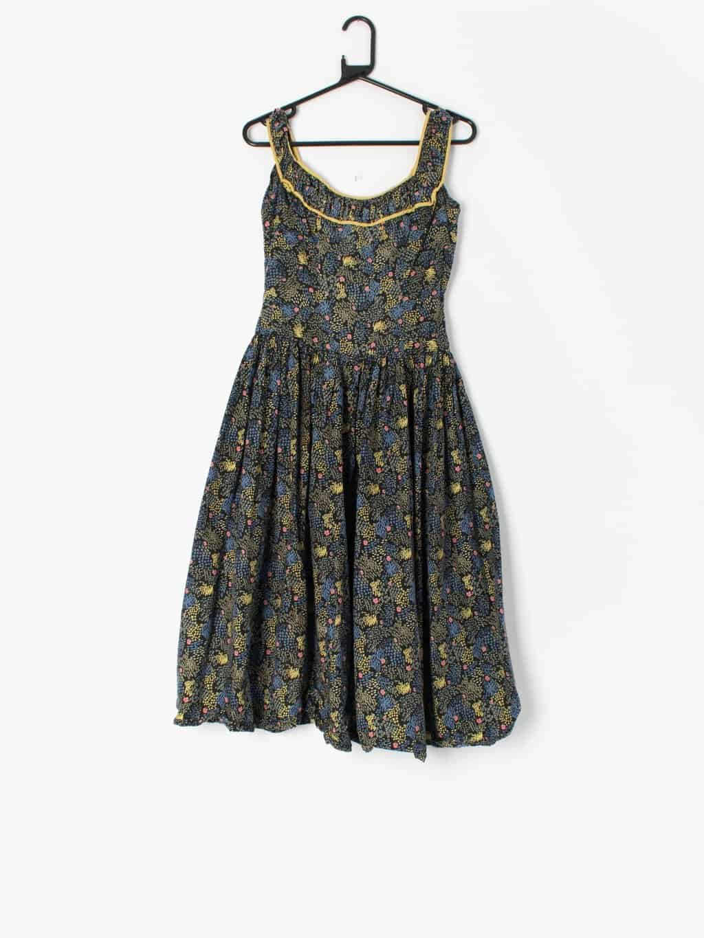 Vintage 1950s day dress with pretty ditsy floral pattern - Small - Waist 26"