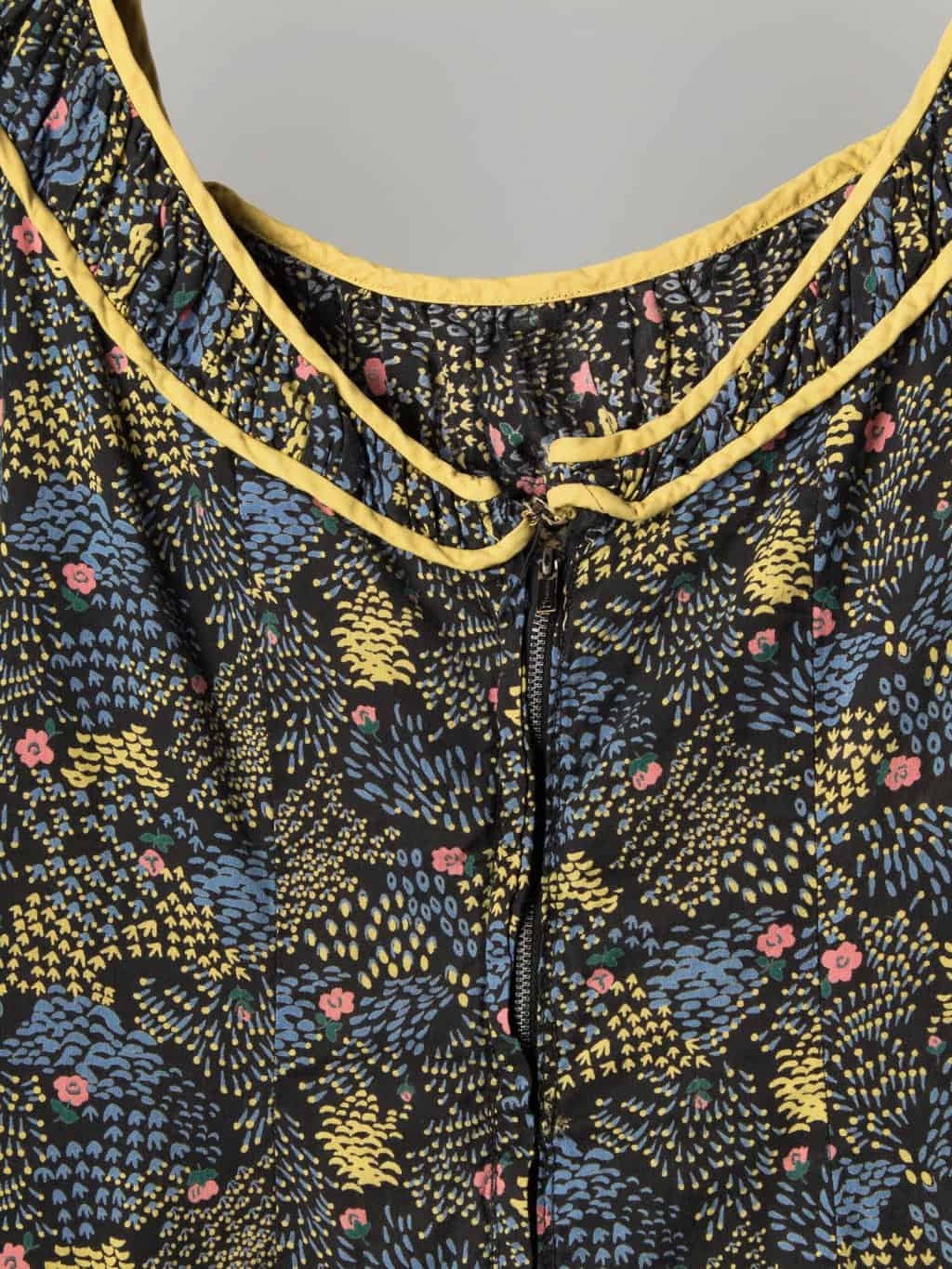 Vintage 1950s day dress with pretty ditsy floral pattern - Small - Waist 26" - Image 3