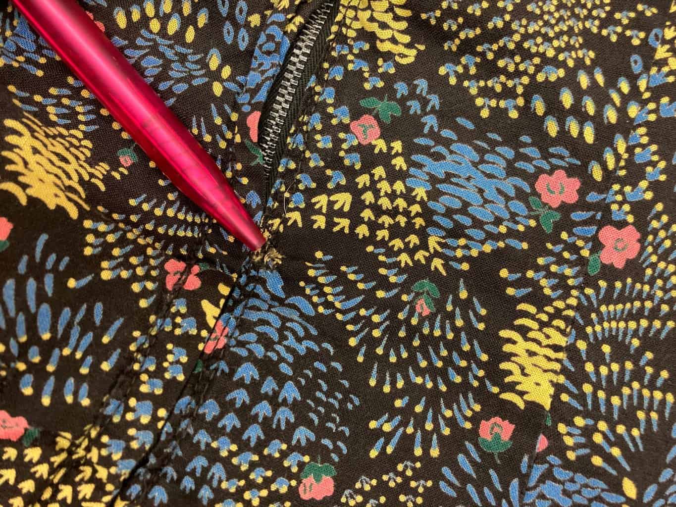 Vintage 1950s day dress with pretty ditsy floral pattern - Small - Waist 26" - Image 9