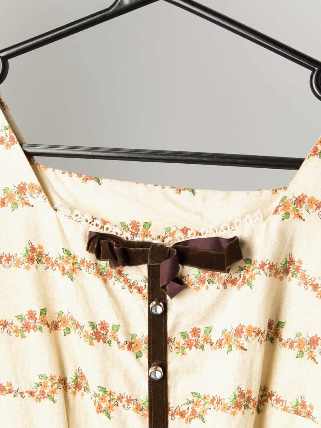 1950s floral dress with sweet velvet bow detail - UK 6/8 - Image 2