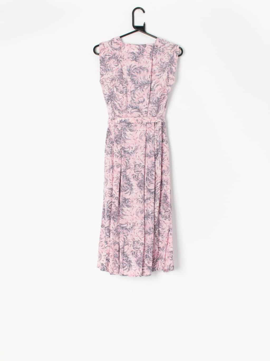 Vintage 1940s floral dress with matching belt in pink with a grey, black and white floral pattern -  UK 6 - Image 3