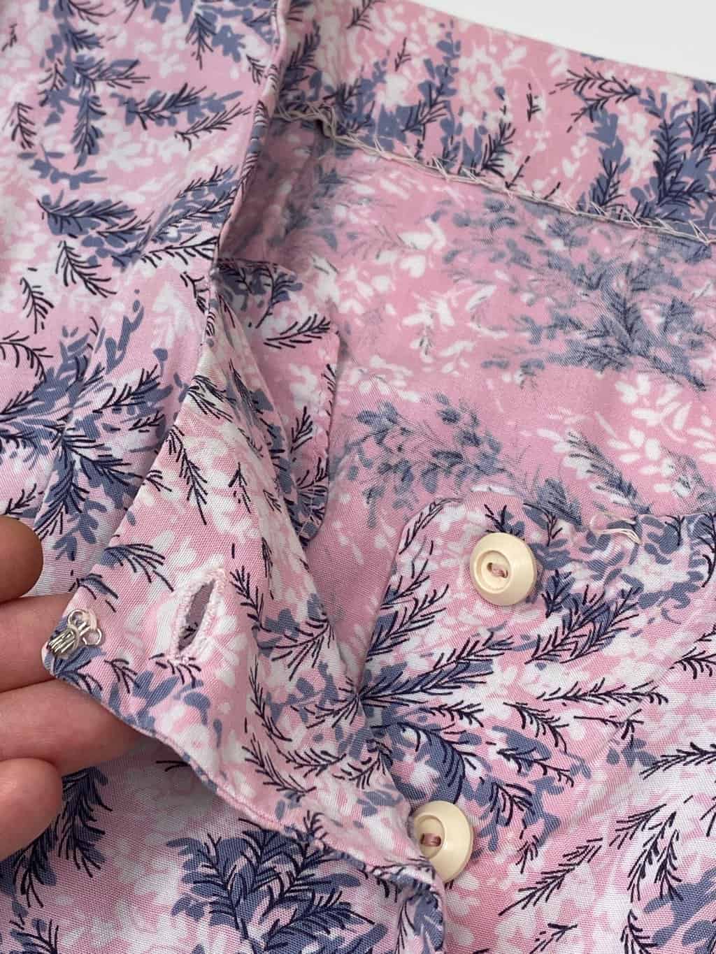 Vintage 1940s floral dress with matching belt in pink with a grey, black and white floral pattern -  UK 6 - Image 4
