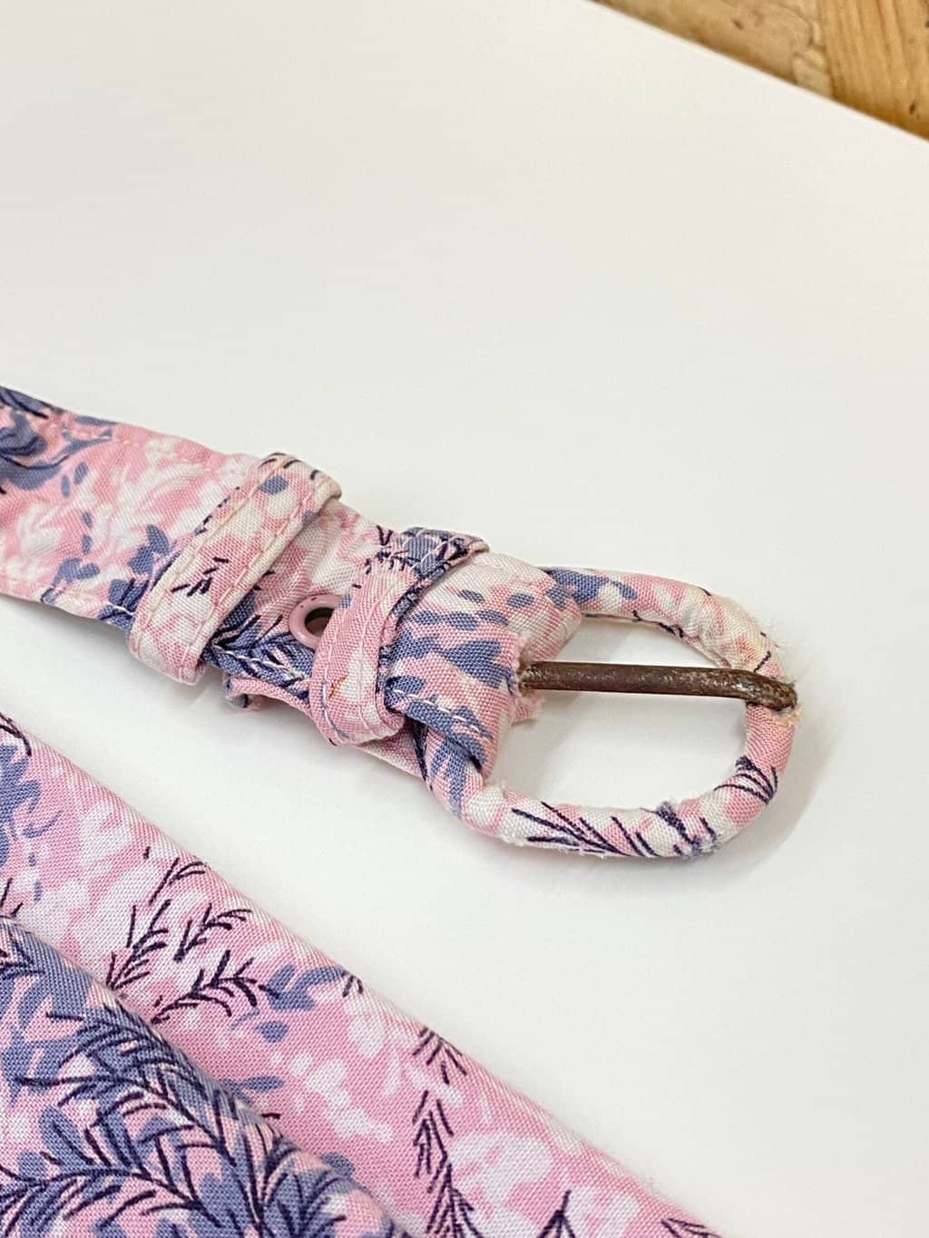 Vintage 1940s floral dress with matching belt in pink with a grey, black and white floral pattern -  UK 6 - Image 5