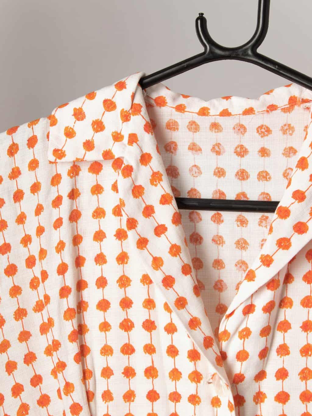 Vintage 1950s orange and white cotton day dress with collar, pleated skirt and side zip - UK 10 - Image 3