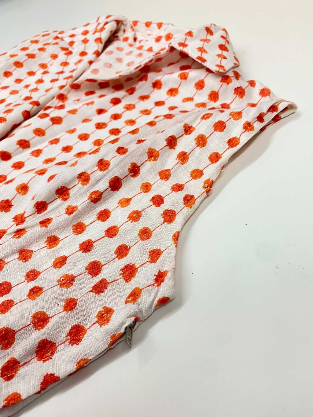 Vintage 1950s orange and white cotton day dress with collar, pleated skirt and side zip - UK 10 - Image 6