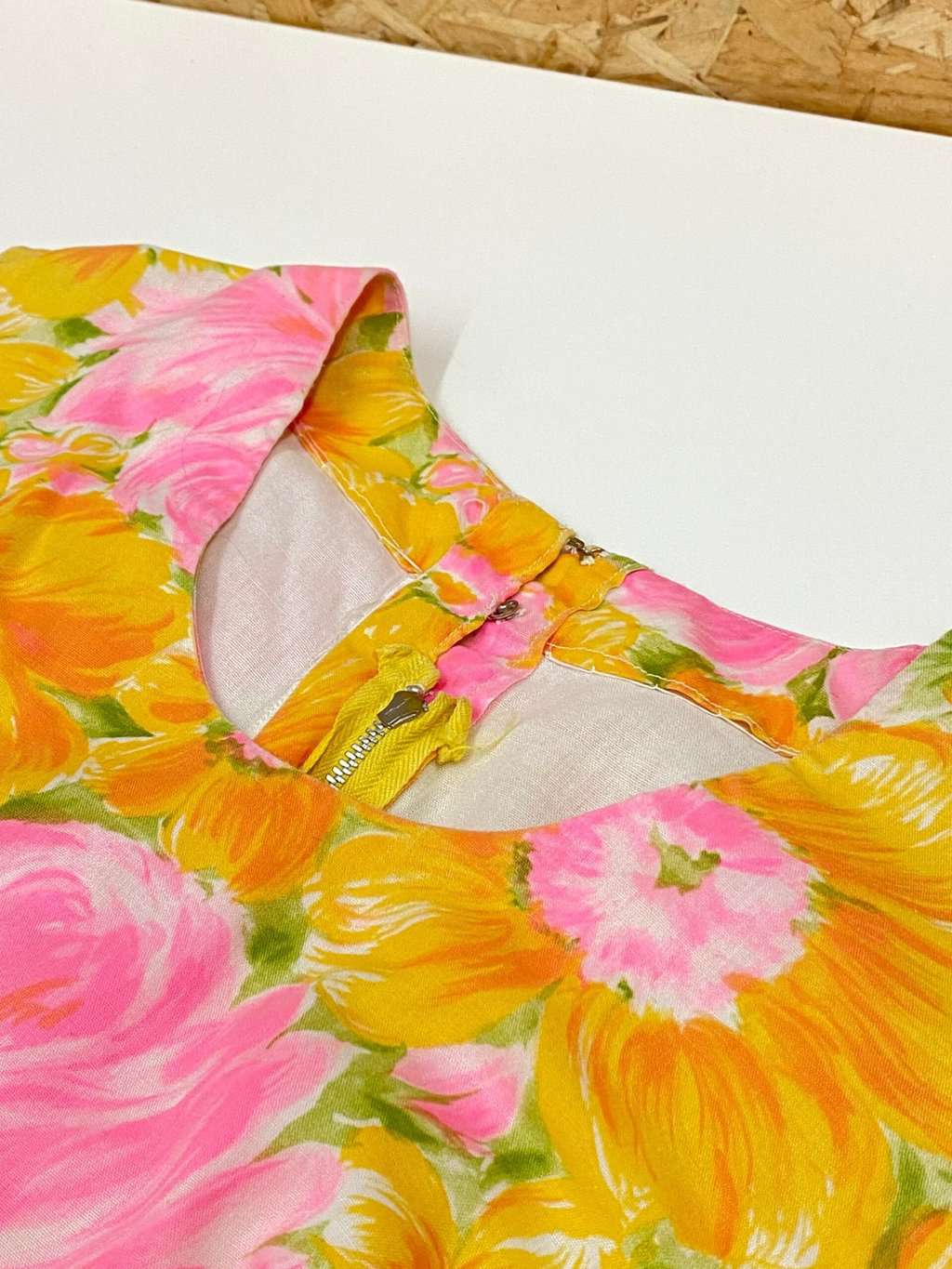 Vintage 1960s short floral pink and yellow shift dress - UK 10/12 - Image 5