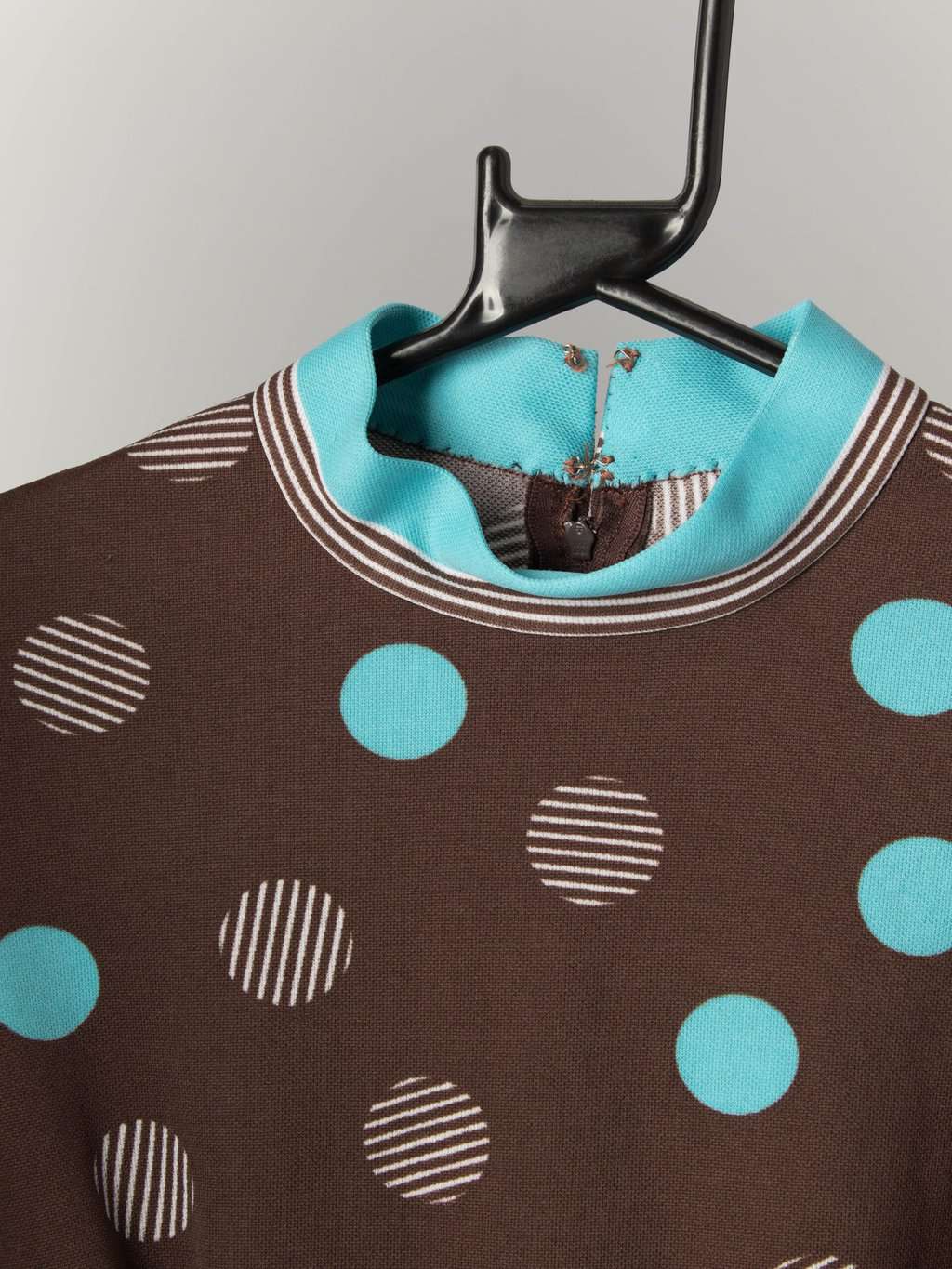 Vintage 1970s polka dot sleeveless maxi dress with mock neck - UK 12 - Image 3