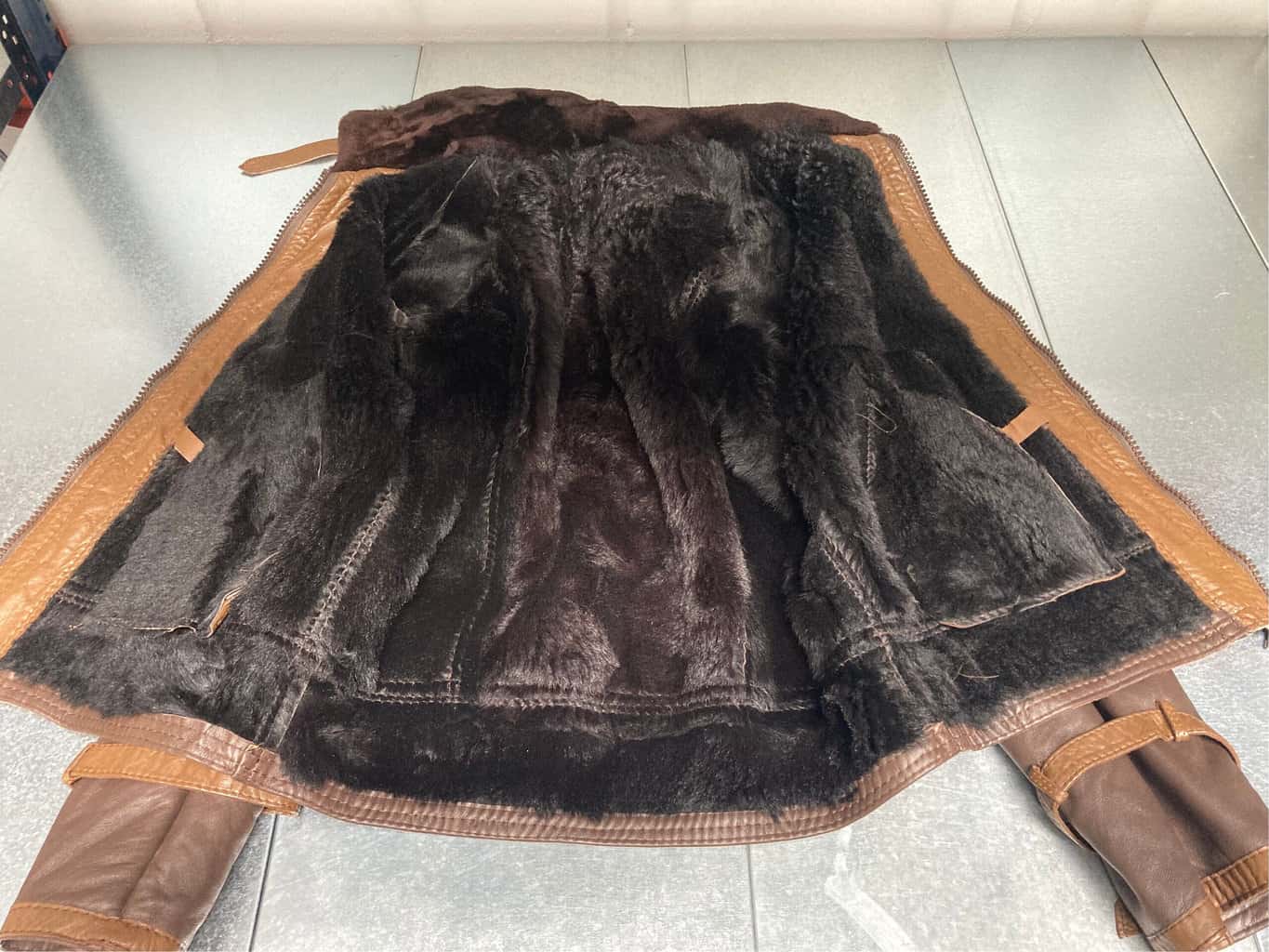 Vintage brown leather flying jacket with sheepskin lining - Medium / Large