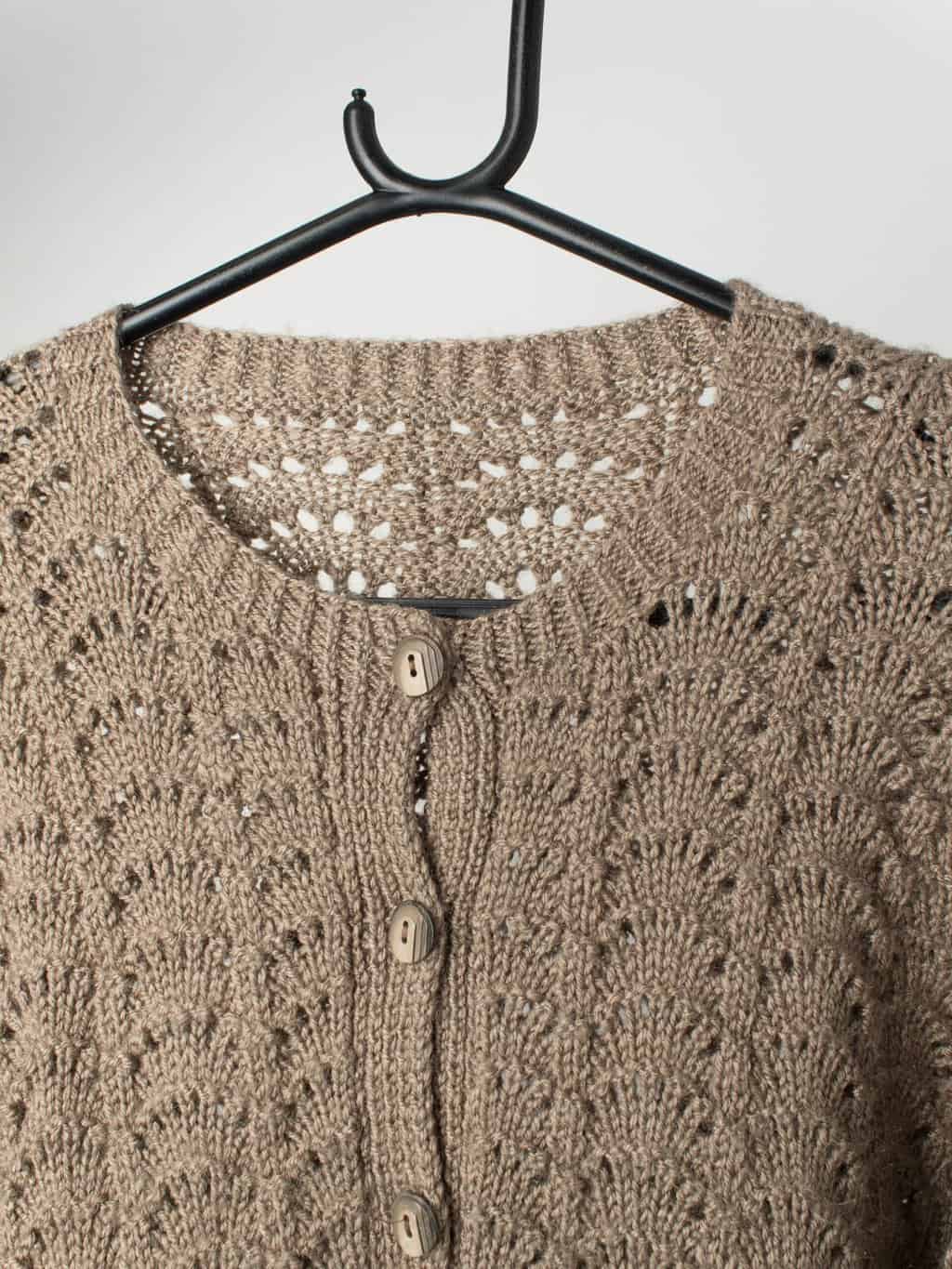Vintage scallop knit cardigan in grey beige - Medium