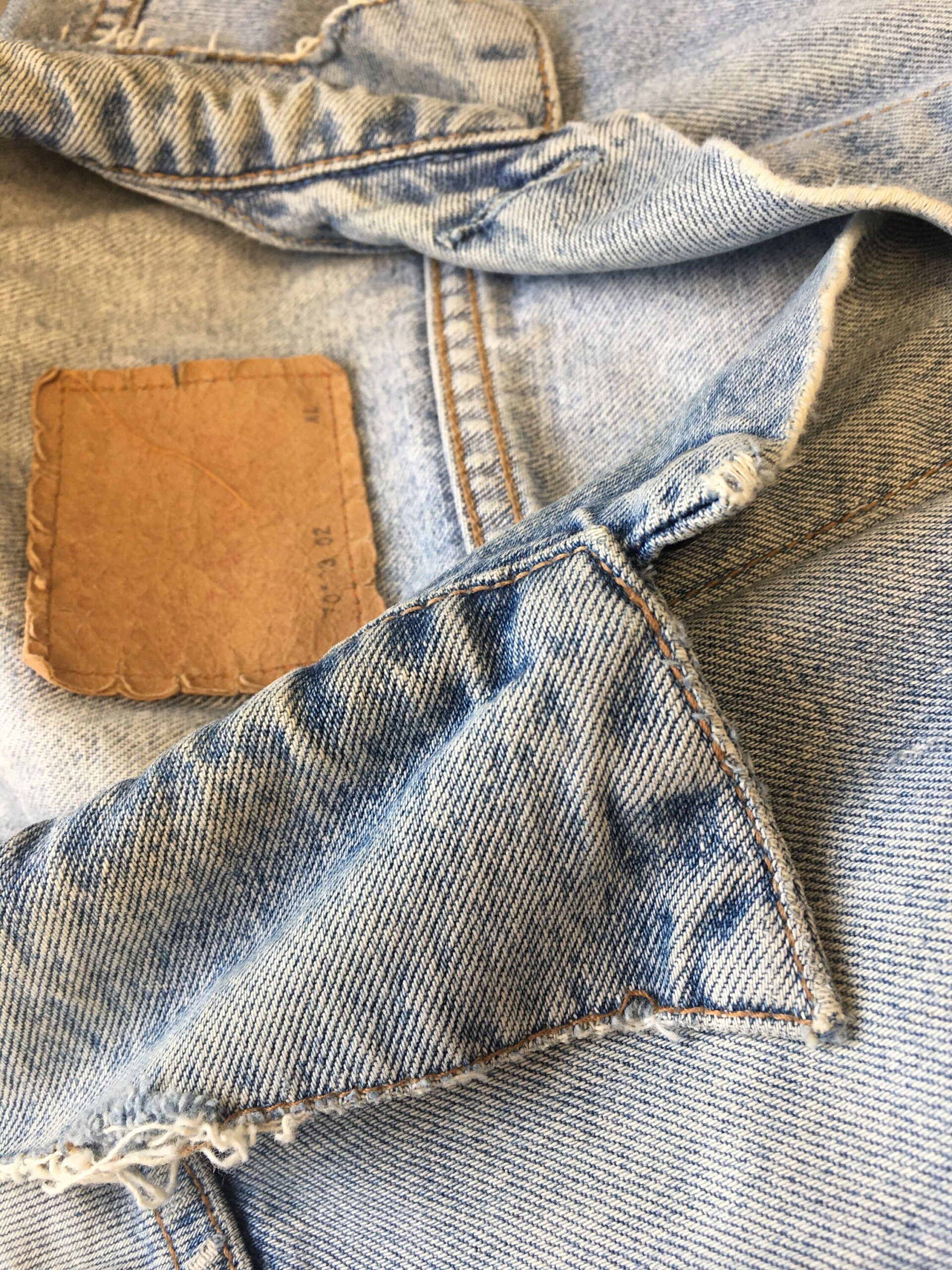 1980s Levis denim jacket XL stonewashed blue with a distressed look - XL