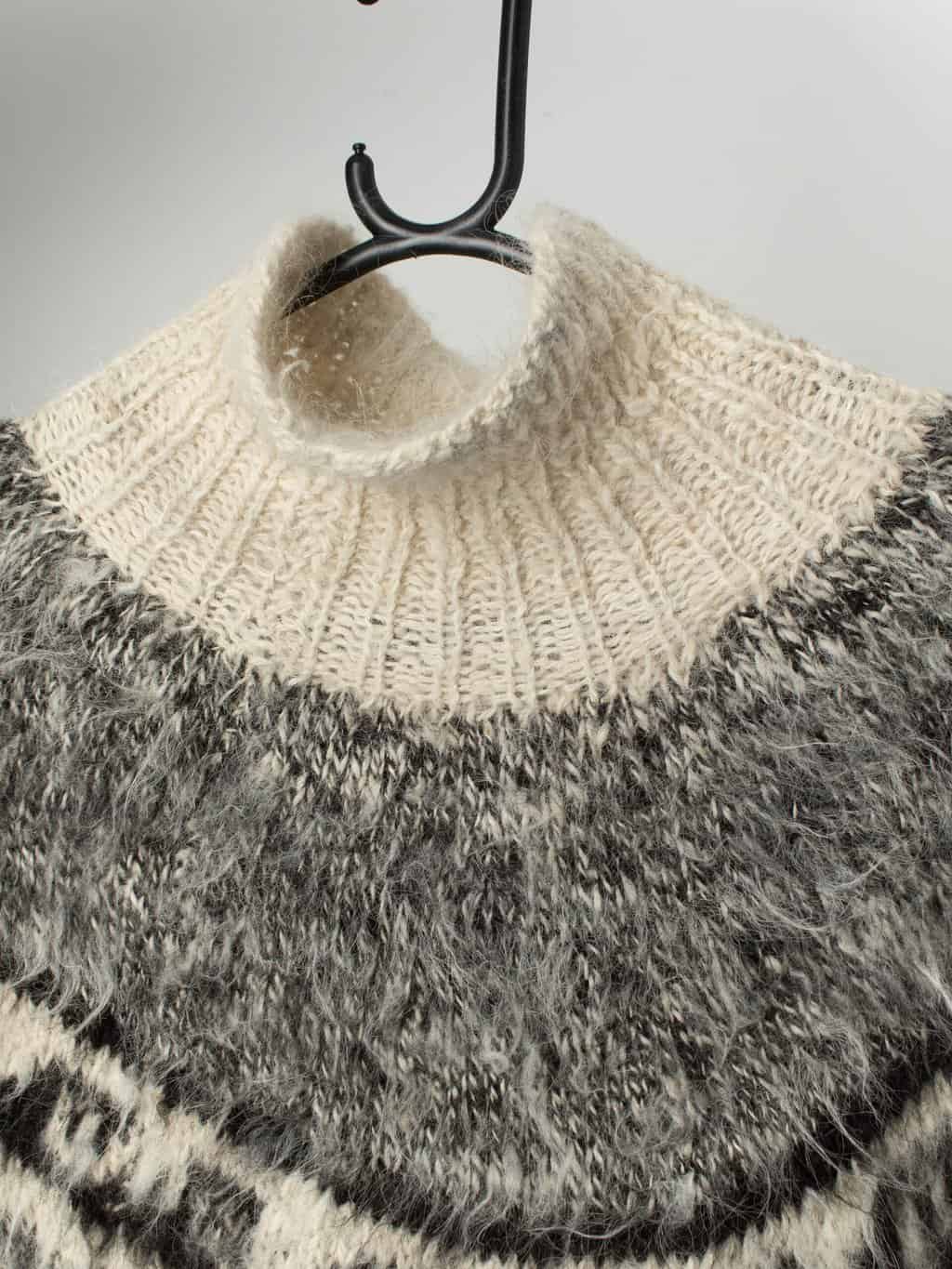 Vintage handknitted poncho cape with alpacas - One size - Image 2