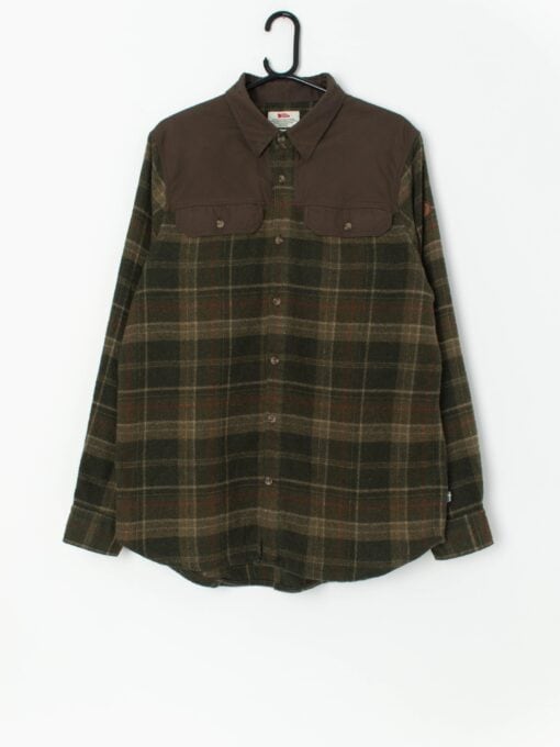 Vintage Fjall Raven men's Granit shirt in green plaid - Medium