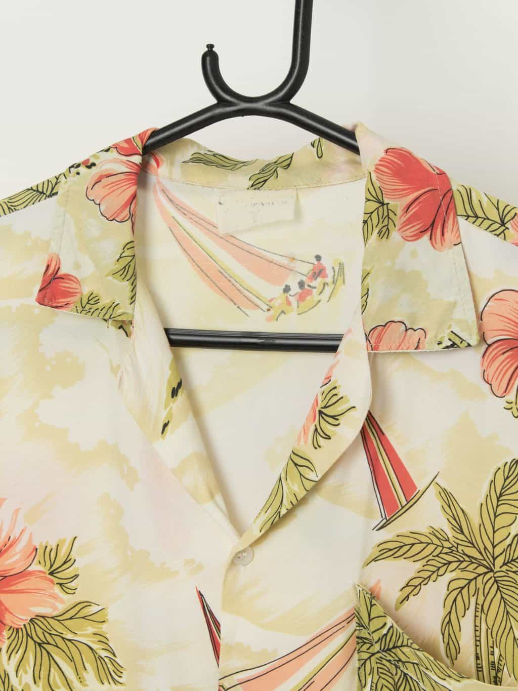 Vintage Hawaiian shirt with pale botanical design - Large - Image 2