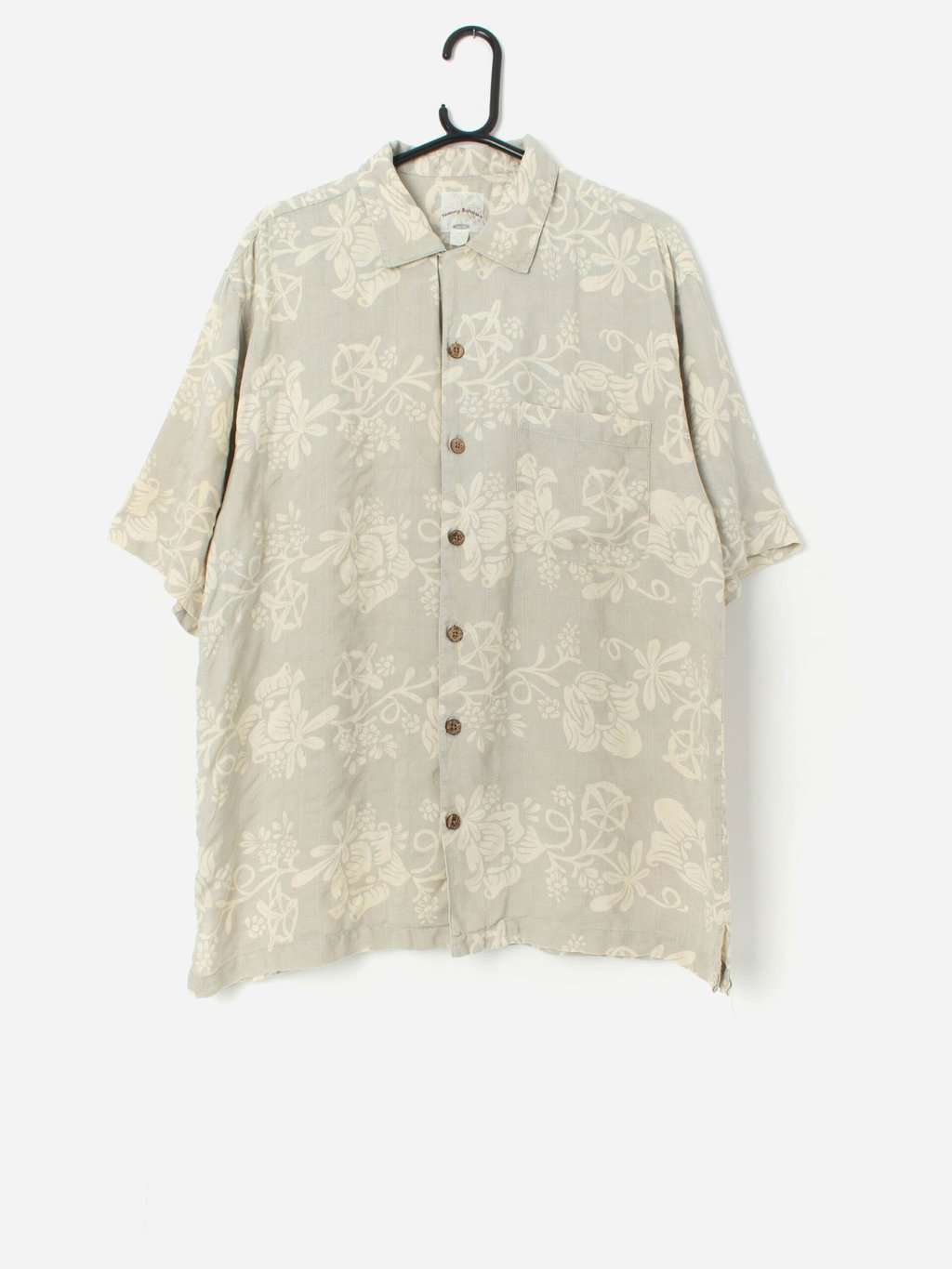 Vintage Hawaiian silk shirt in pale green with coconut buttons - Medium