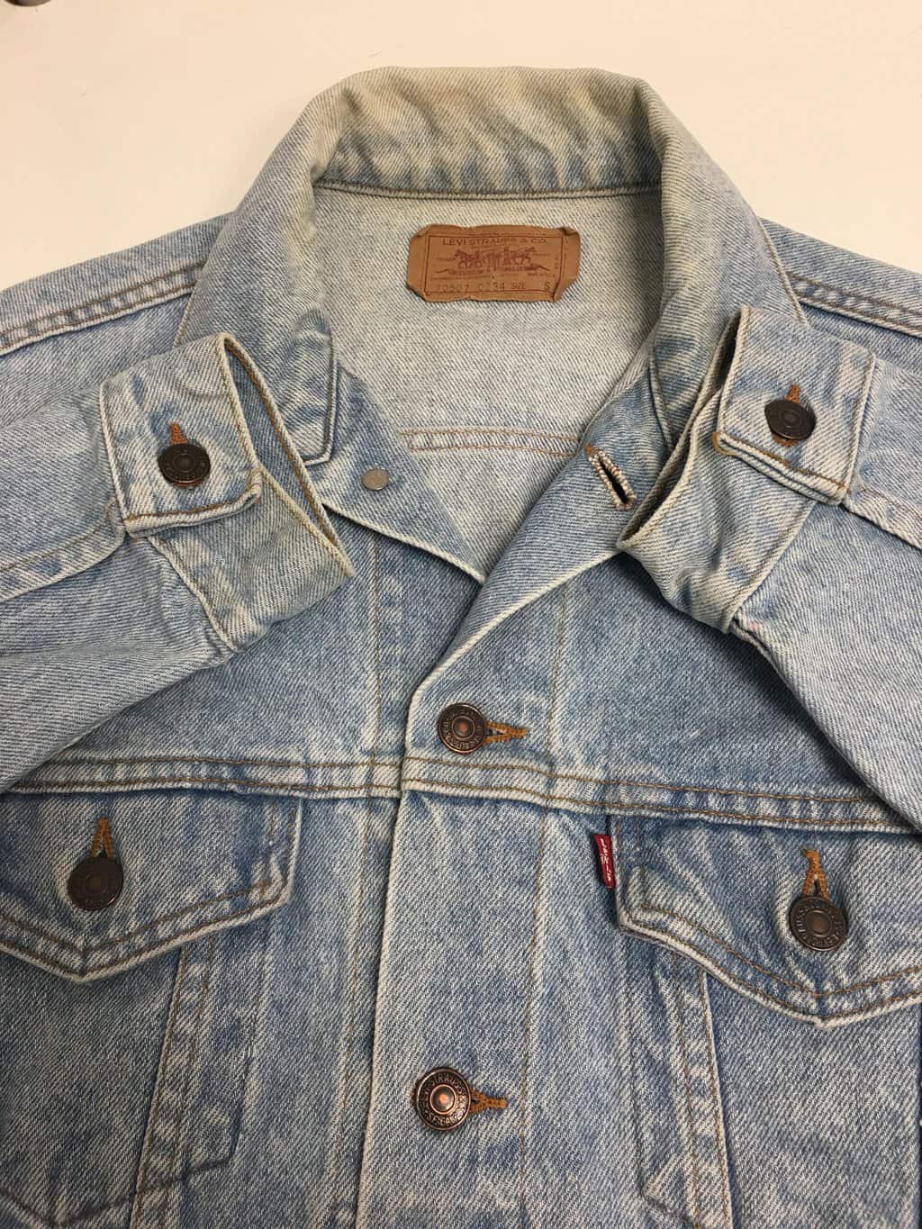 Vintage pale blue Levis denim trucker jacket, made in USA - Medium - Image 6