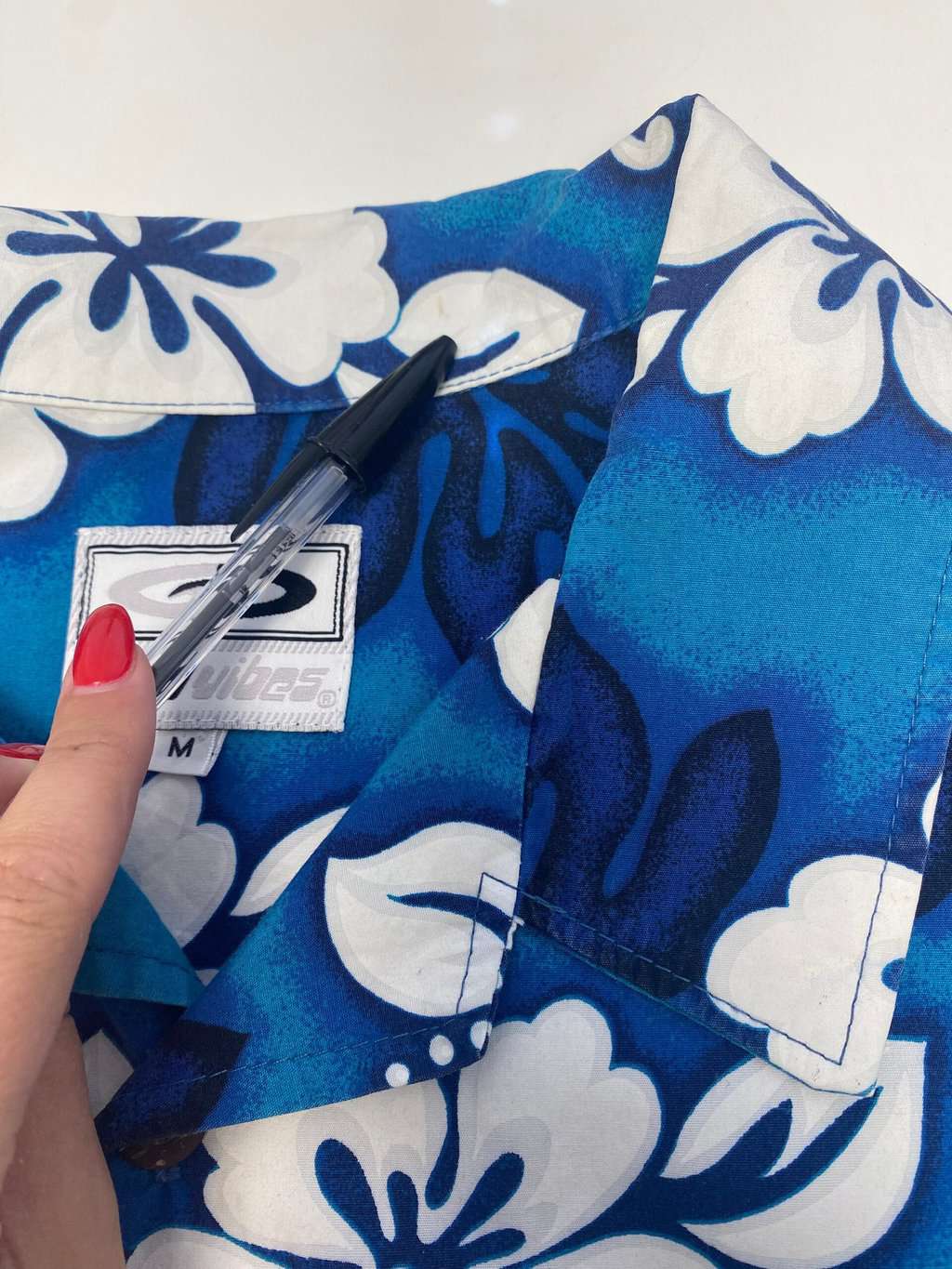 Vintage Hawaiian shirt in blue with a white and navy floral print - Medium / Large - Image 4