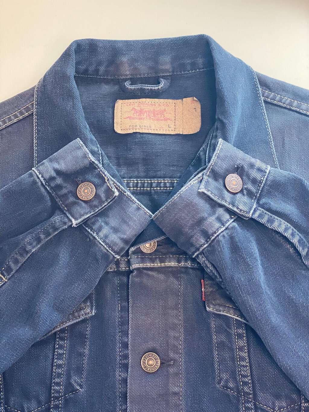 Vintage Levis women's denim jacket in navy, overdyed - M - Image 4