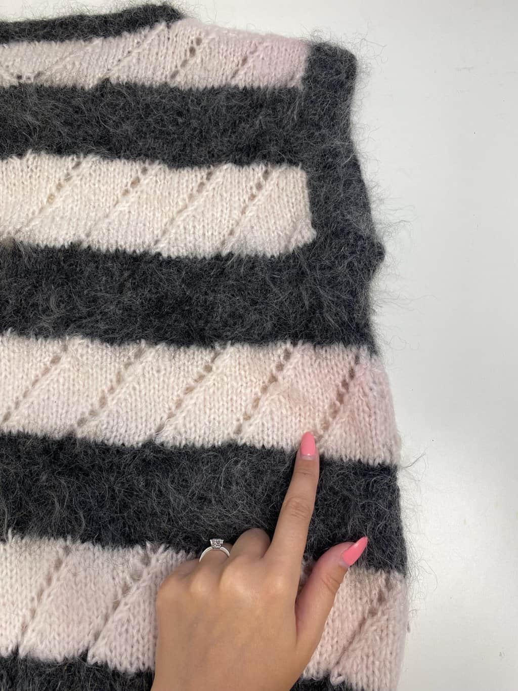 Vintage handknitted mohair wool vest with grey and white stripes - Medium / Large - Image 4