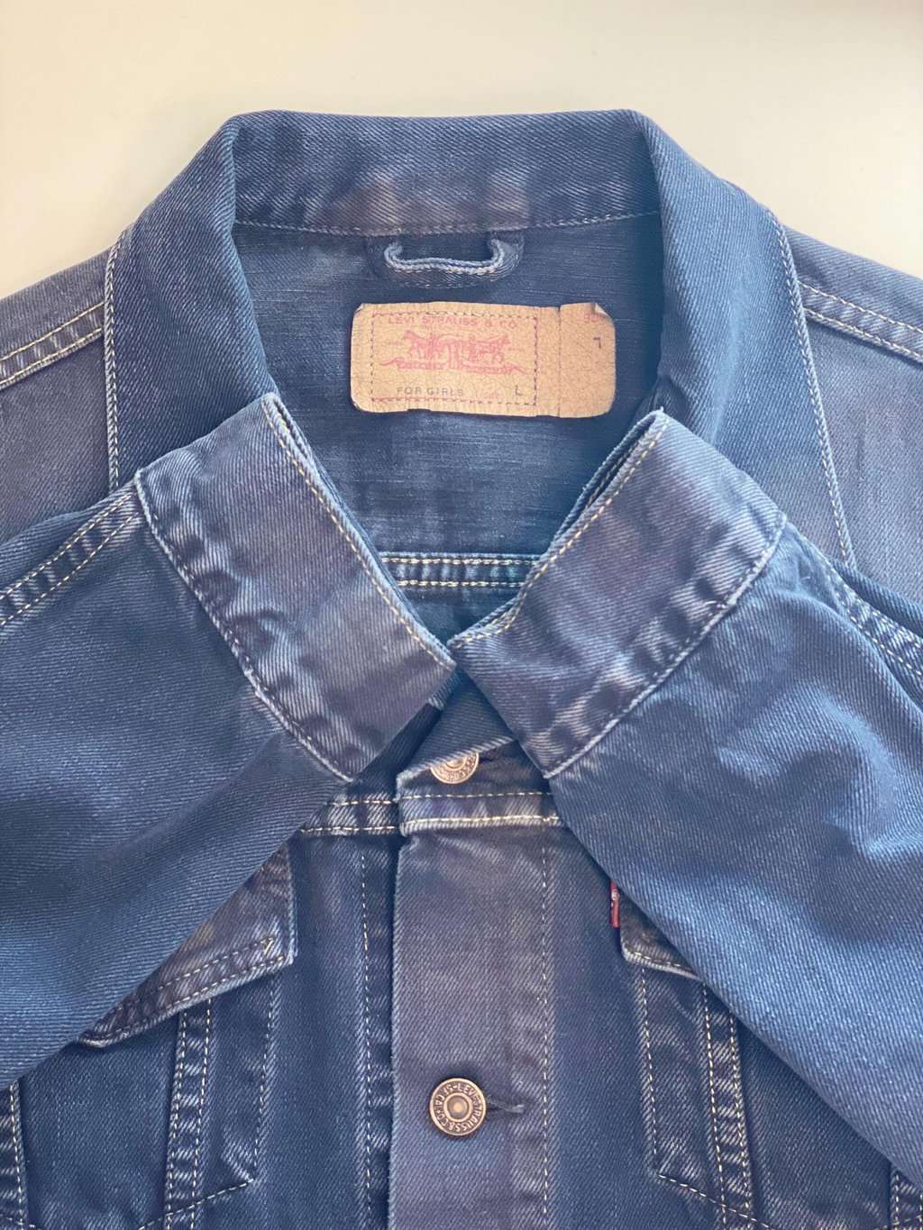 Vintage Levis women's denim jacket in navy, overdyed - M - Image 5