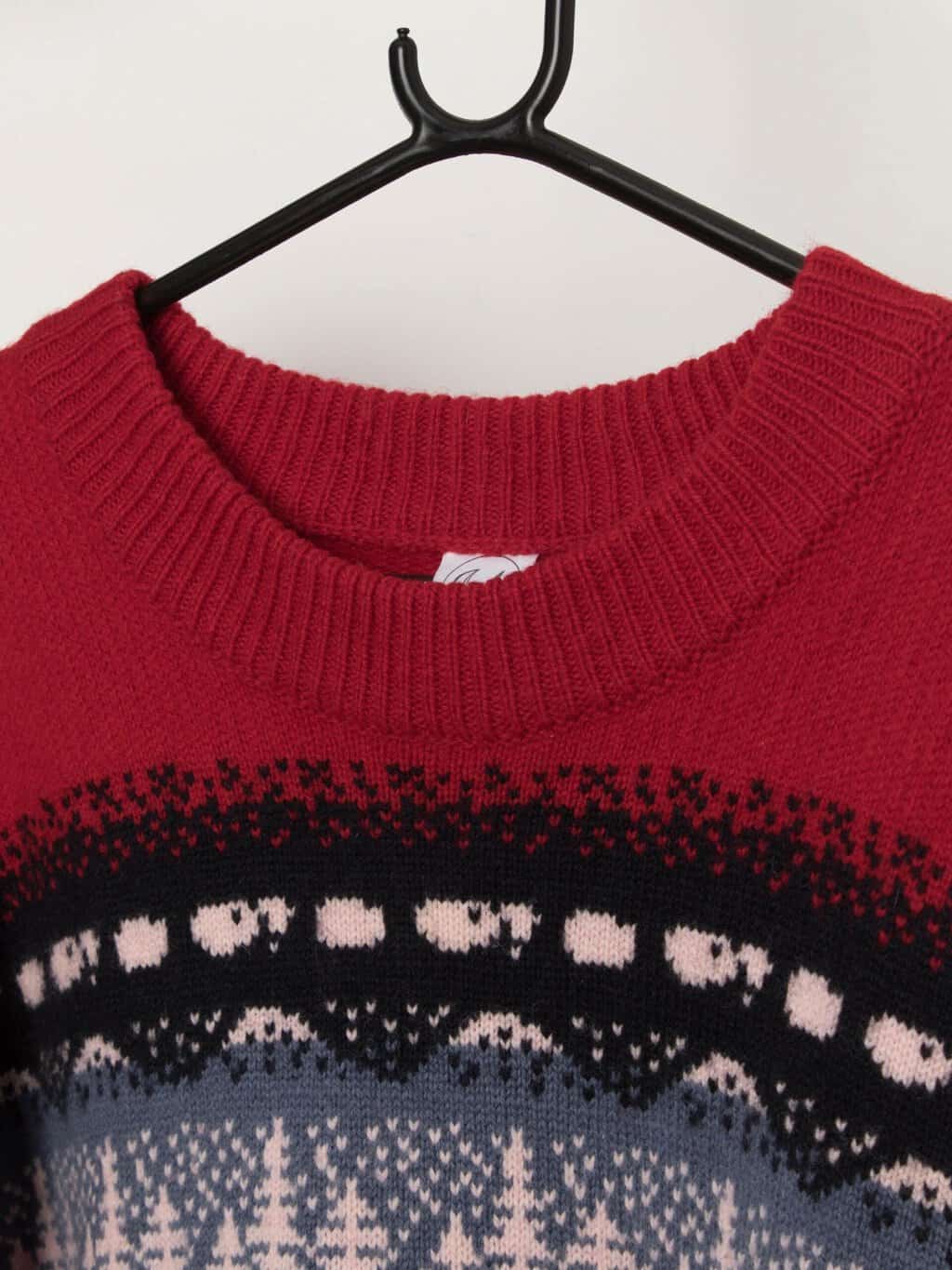 Vintage red wool jumper with reindeer snow scene - XL - Image 2