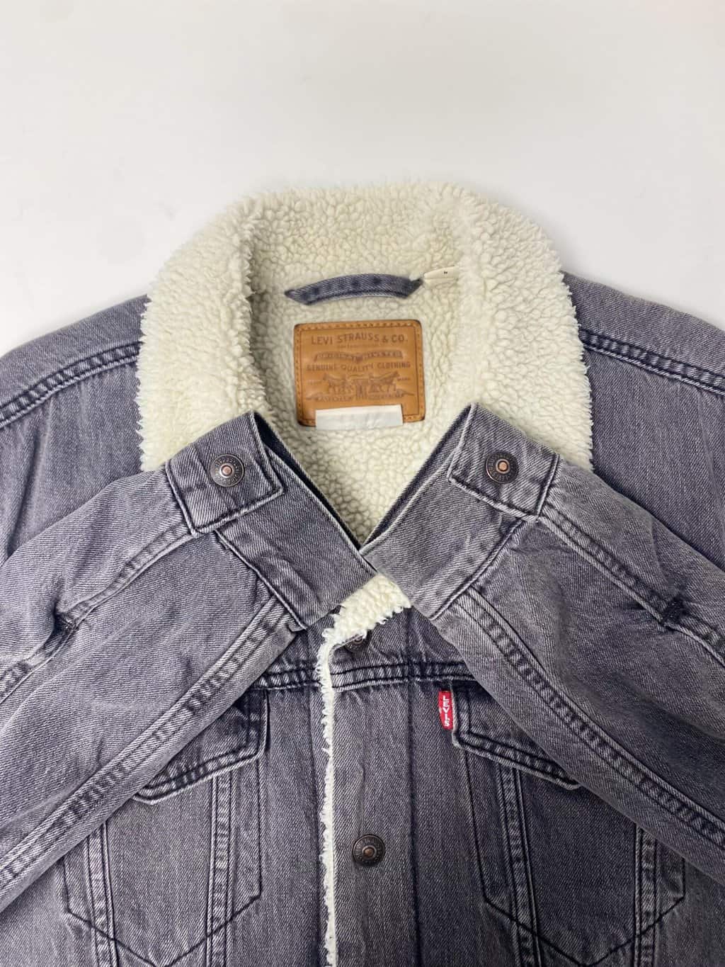 Men's Levis premium denim sherpa trucker jacket in grey, white collar - Medium - Image 5