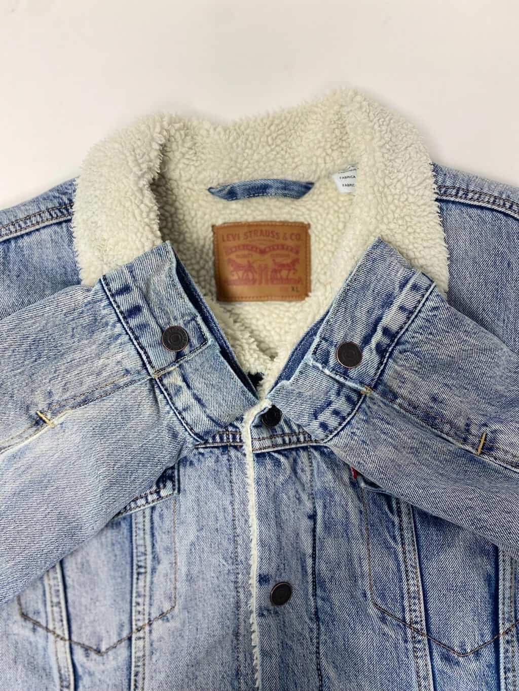 Men's Levis denim sherpa trucker jacket in blue with white collar - Large / XL - Image 5