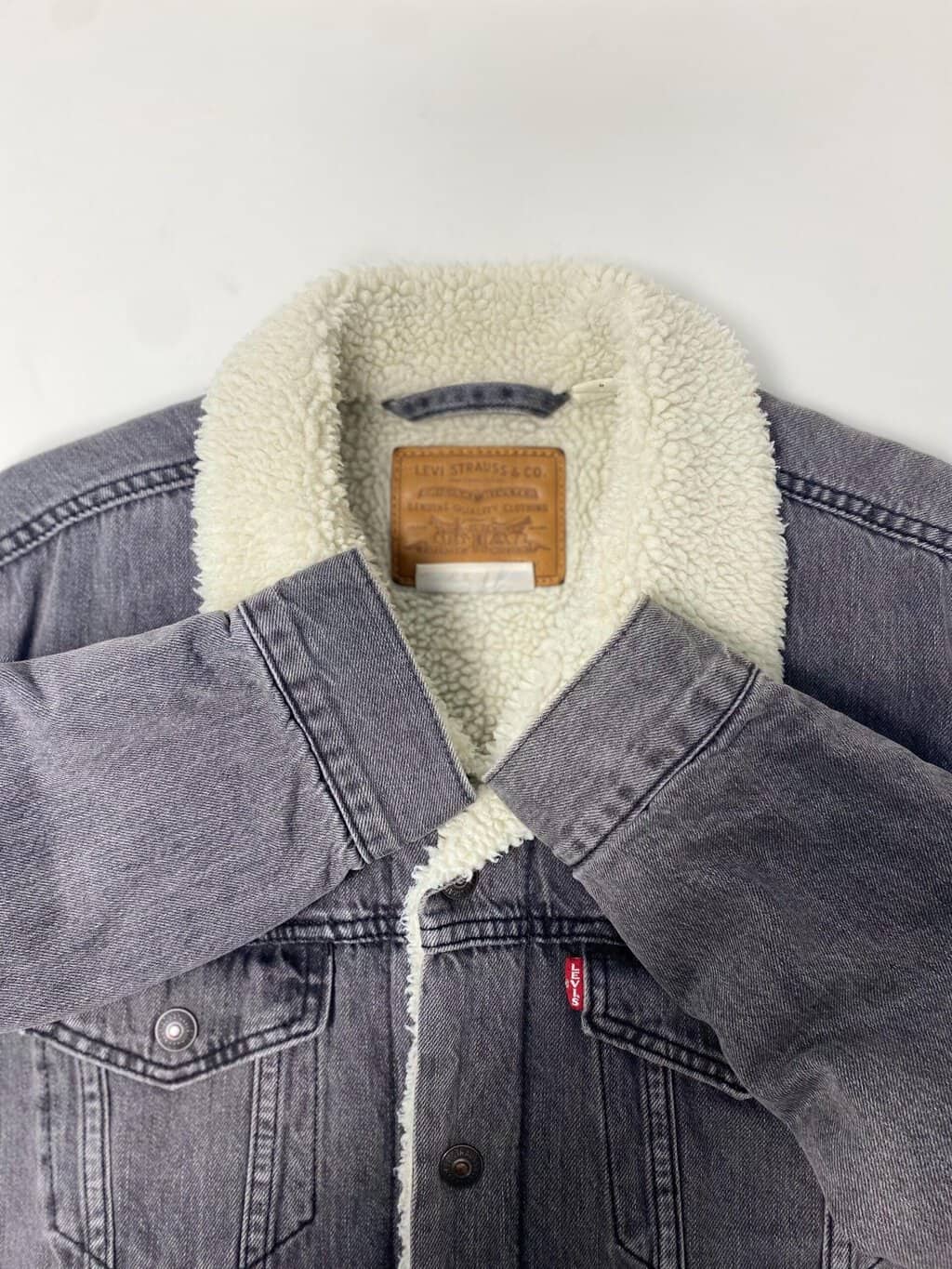 Men's Levis premium denim sherpa trucker jacket in grey, white collar - Medium - Image 6