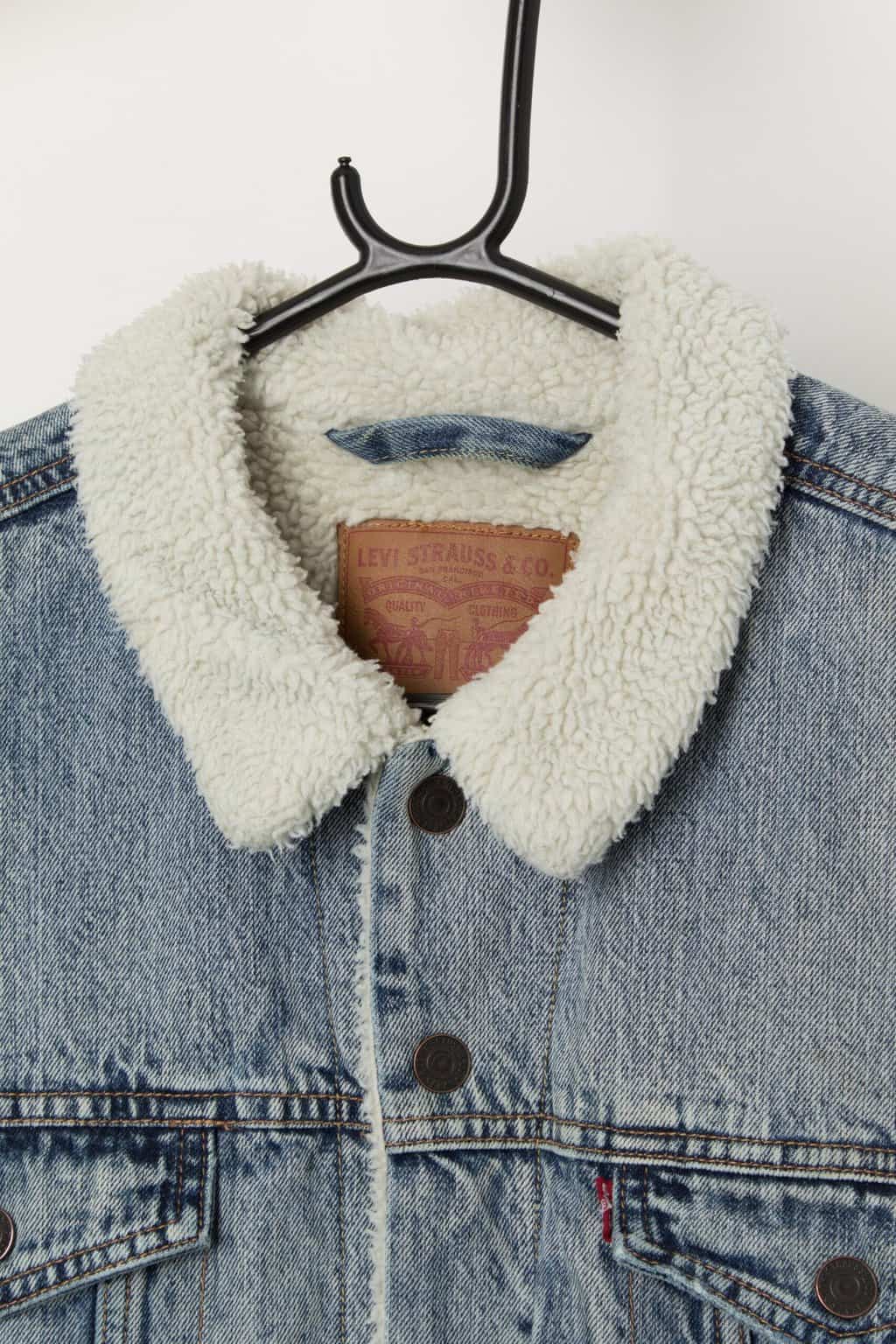 Men's Levis denim sherpa trucker jacket in blue with white collar - Large / XL - Image 2