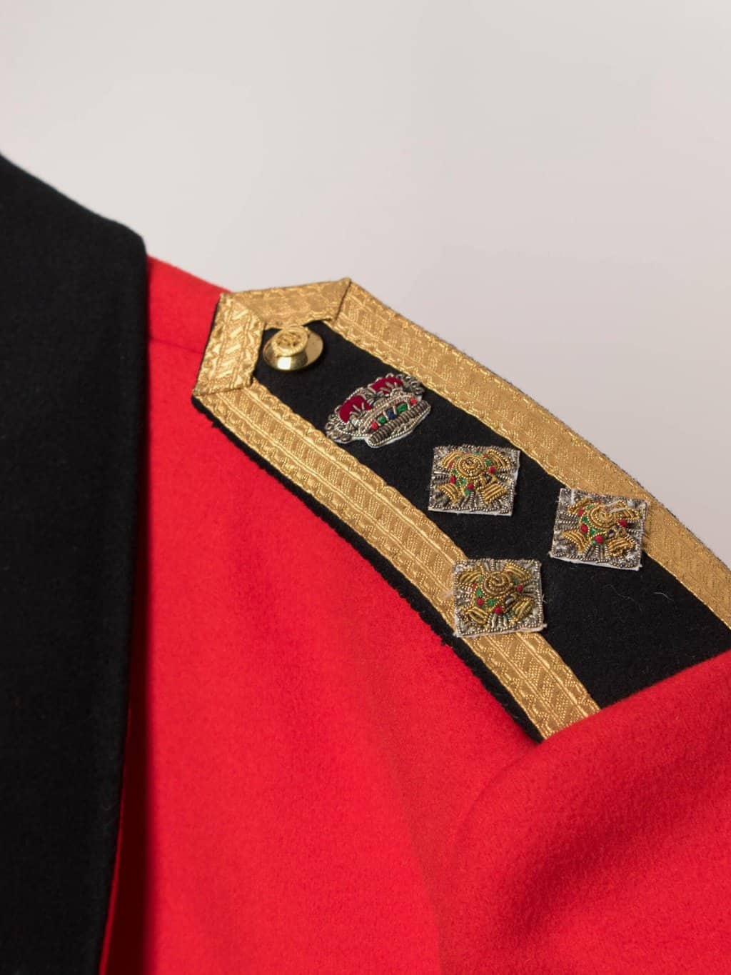 Vintage red military jacket with shoulder military pips - Small / Medium - Image 4