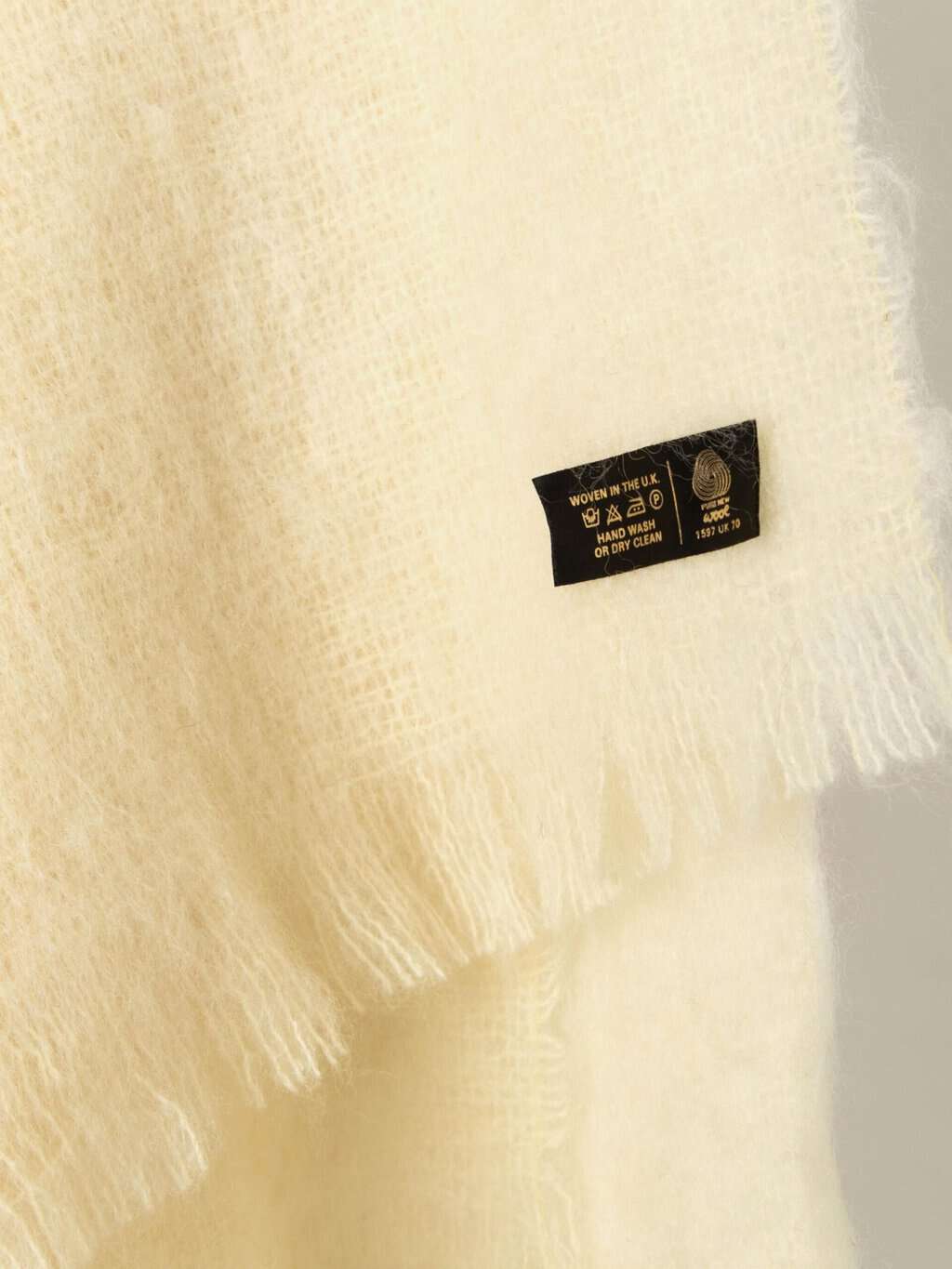 Vintage pure wool knitted scarf shawl wrap in cream - One size - Image 2
