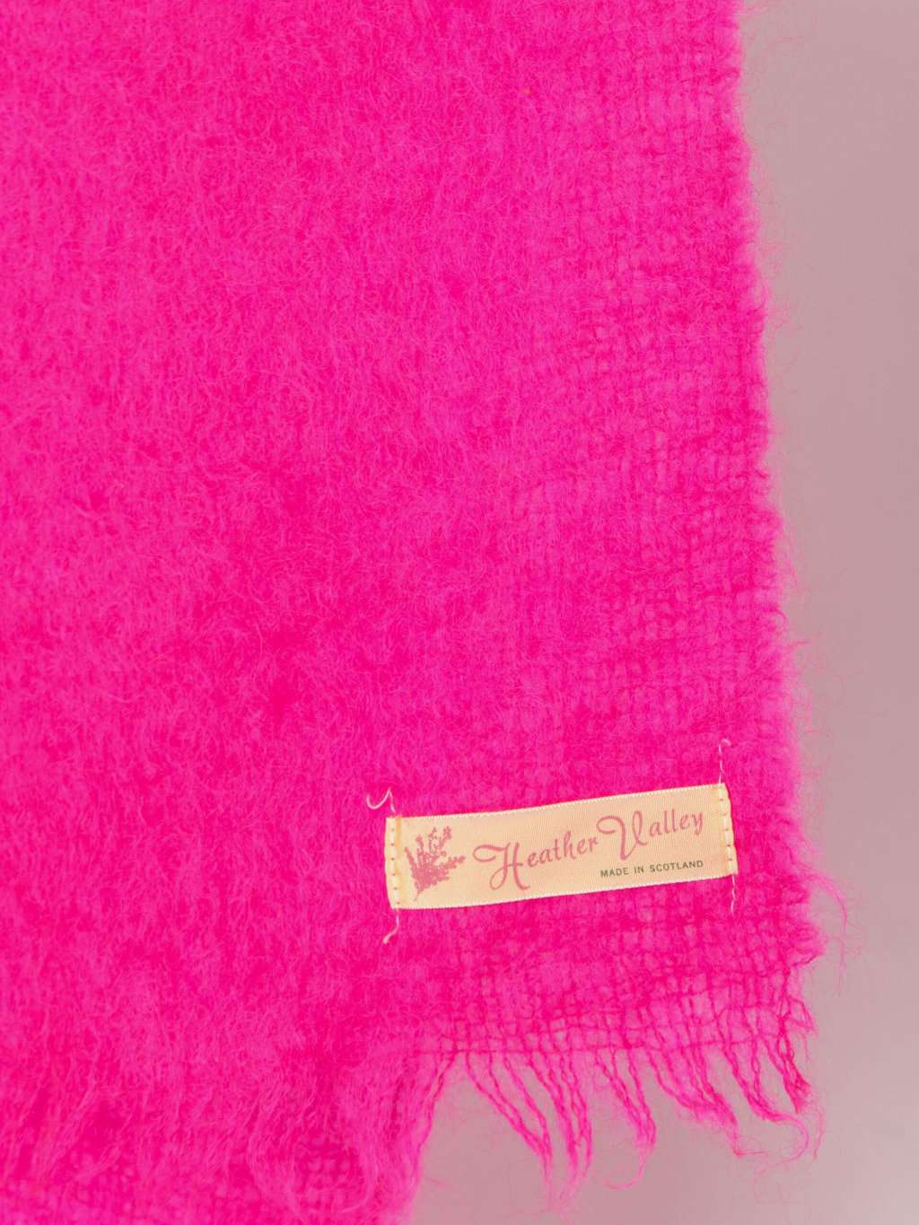 1970s vintage wool scarf in bright pink - One size - Image 2